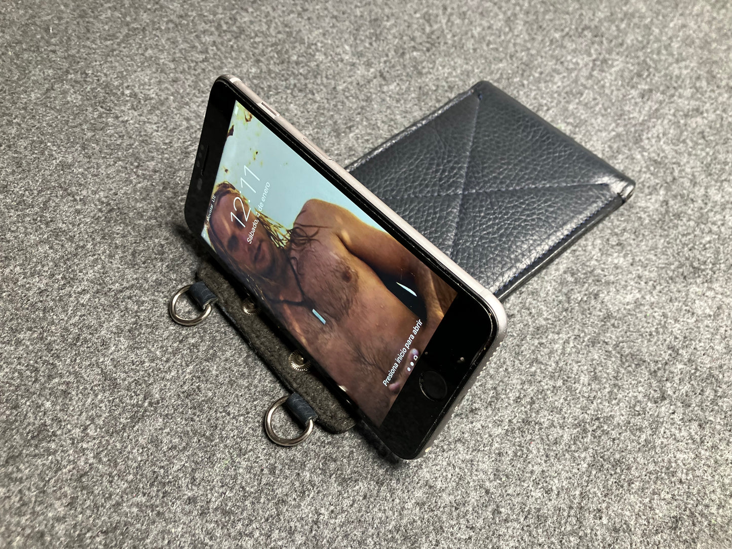 Θήκη kινητού τηλεφώνου για όλα τα iPhone/Samsung, από Γνήσιο Δέρμα Μπλε Oλικής άλεσης/Τσόχα & 2 Χιαστί, 1 σε διπλό Χιαστί από Γνήσιο Δέρμα Μπλε Oλικής άλεσης, και άλλο σε διπλό Μαύρο Ελαστικό Σχοινί, με 2 άκρες από Γνήσιο Δέρμα Μπλε Oλικής άλεσης.- 701B