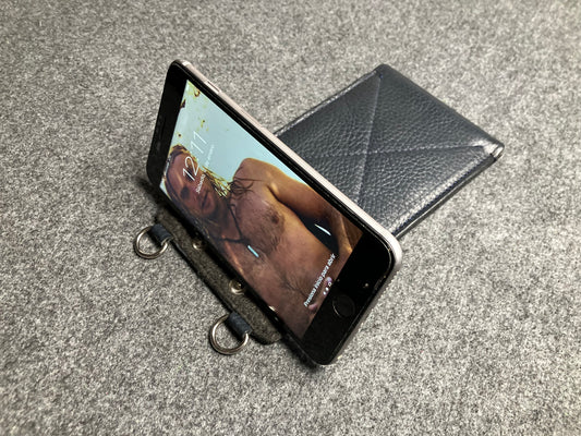 Porta celular para todos los iPhone/Samsung de Cuero Genuino Full-Grain Azul curtido vegetal al tanino/Fieltro & 2 Crossbodies, uno de Cuero Full-Grain Azul doble y otro de Cuerda Elástica Negra doble con 2 Terminales de Cuero Azul.- 701B