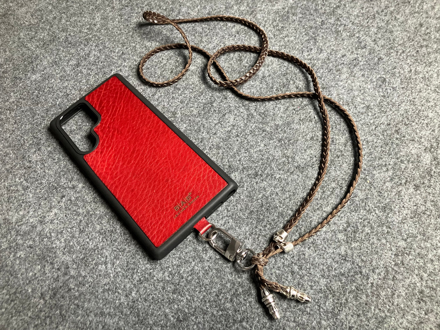 Capa/Suporte de Couro Genuíno Flor Integral para Samsung/microfibra. 2 Terminais de Corda e 2 Caveiras, todos de Prata Esterlina 925 & Crossbody/Colar/Pulseira Couro com 3 fios duplos trançados à mão, Marrom ou Preto.- KC30S