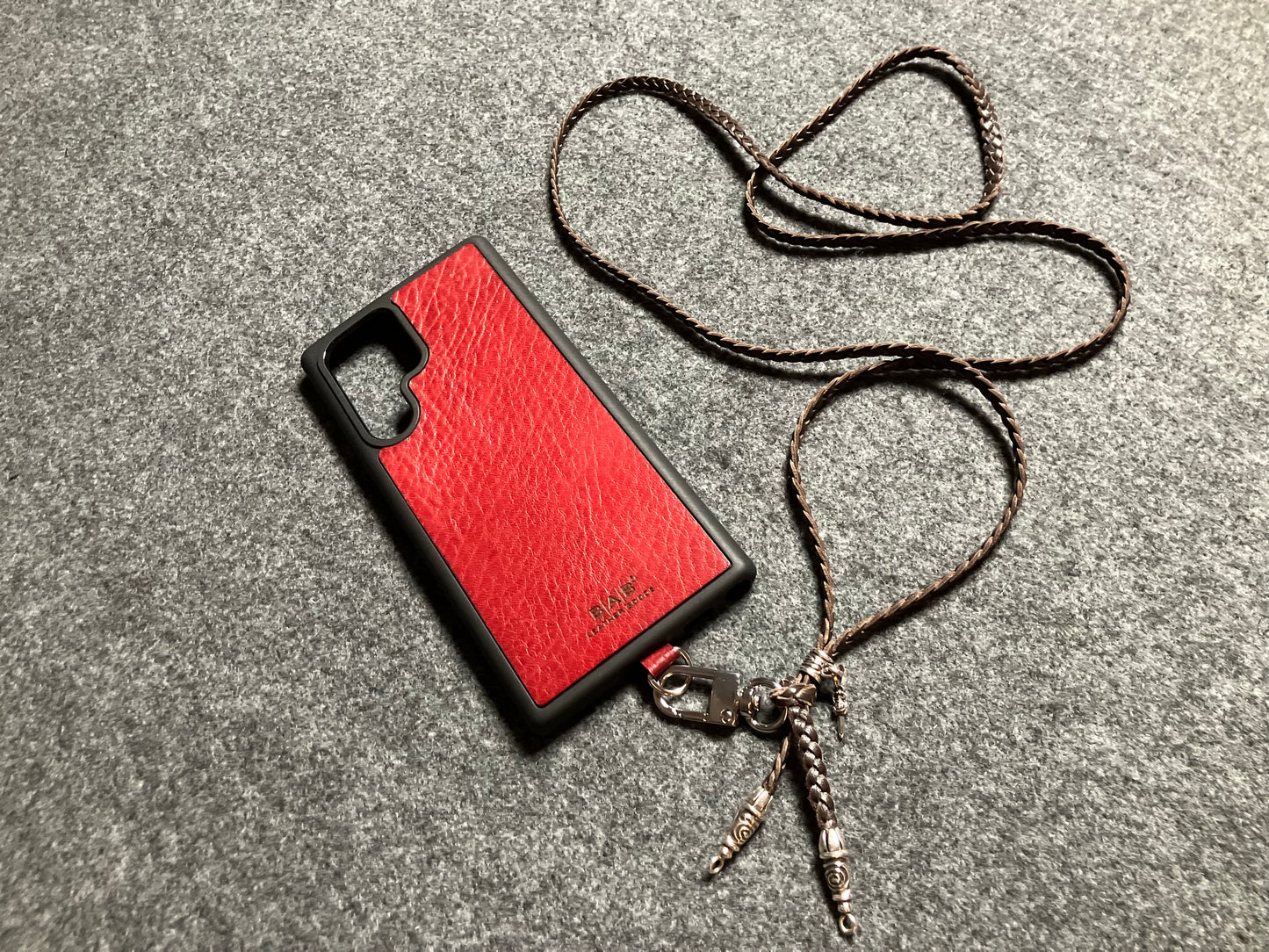 Coque/Support en Cuir Véritable Pleine Fleur tanné végétal Samsung/microfibre. 2 Bornes en Spirale, 1 Épingle en Spirale avec anneau et 1 Pendentif Poignard, Argent 925 & Bandoulière/Collier/Bracelet 3 brins tressés à la main, Marron ou Noir.- KC32S