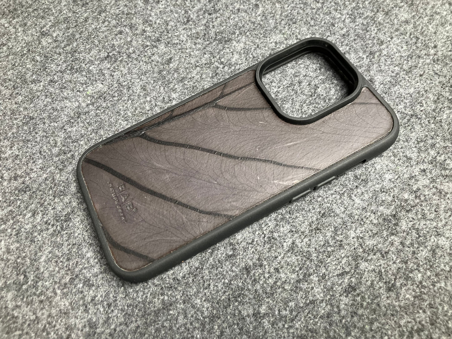 Capa com folha beLEAF® de Alocasia Genuína para iPhone cortada & gravada a laser/microfibra.- 60i