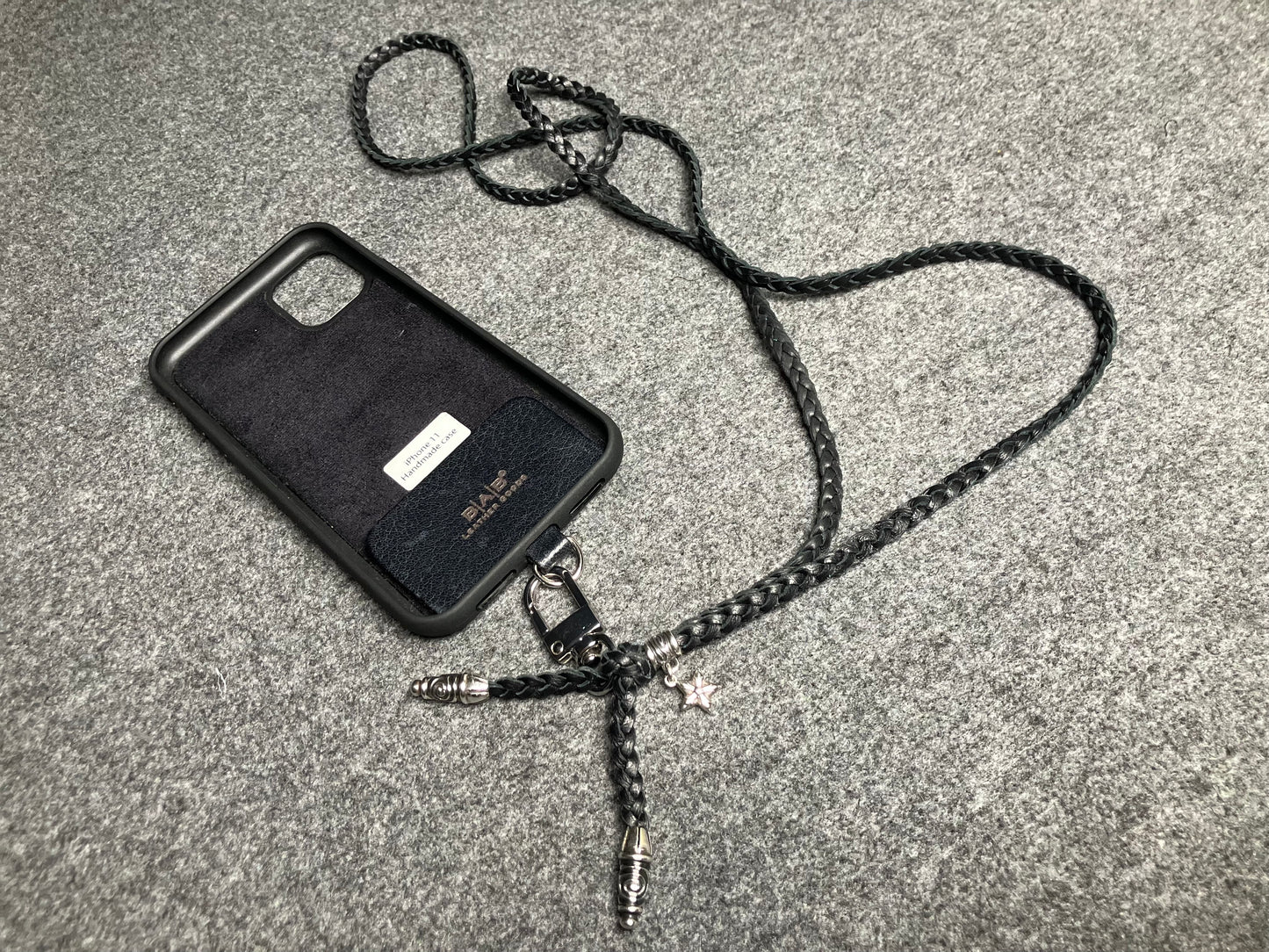 Capa/Suporte para iPhone de Couro Genuíno Flor Integral/microfibra. 2 Terminais Espirais, 1 Pino em Espiral com Argola e 1 Pingente de Estrela, todos de Prata 925 & Crossbody/Colar/Pulseira com 3 fios duplos trançados à mão, Marrom ou Preto.- KC33i