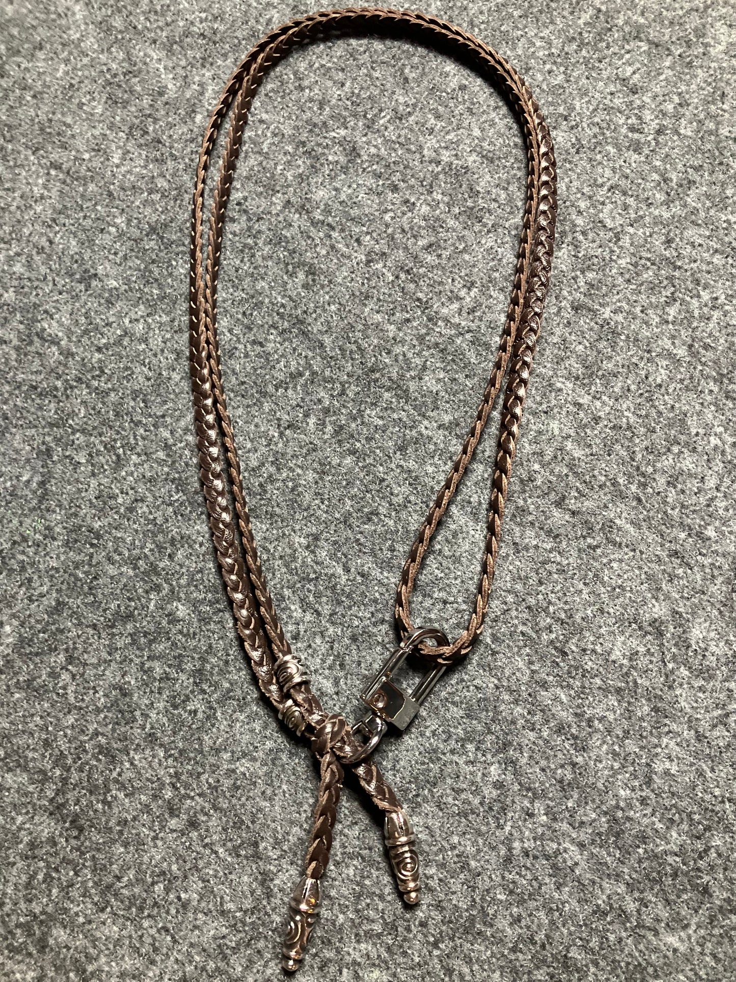 2 Bornes en Spirale et 2 Épingles en Spirale, tout en Argent Sterling 925 massif & Bandoulière/Collier/Bracelet en Cuir Véritable avec trois doubles brins tressés à la main, Marron ou Noir.- CP43