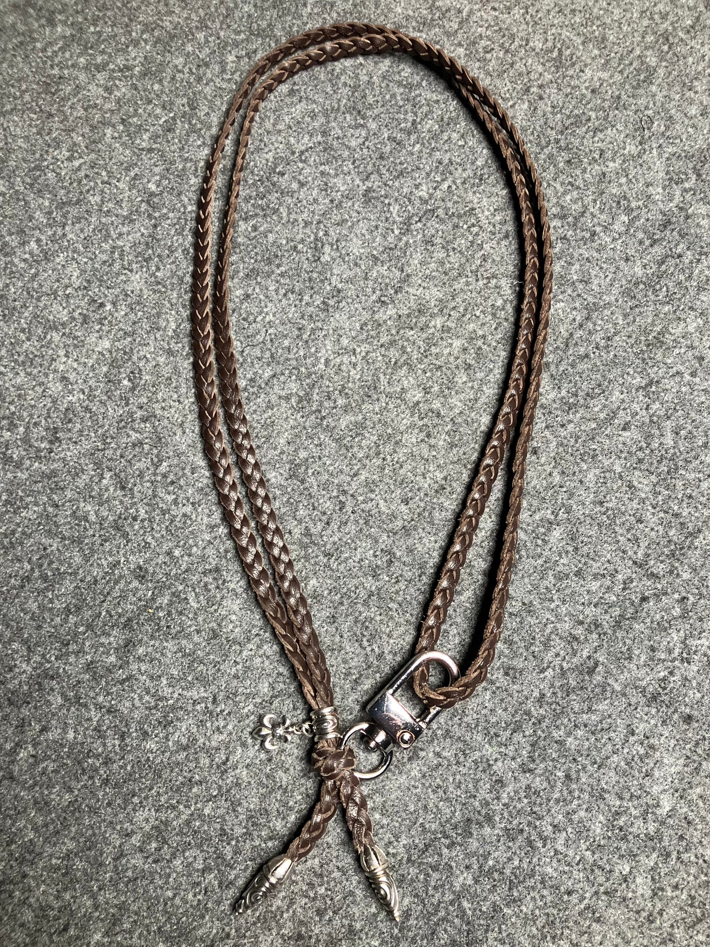 Capa/Suporte para iPhone de Couro Flor Integral/microfibra. 2 Terminais Espirais, 1 Pino em Espiral com Argola e 1 Pingente Fleur de Lys, todos de Prata 925 & Crossbody/Colar/Pulseira de Couro com 3 fios duplos trançados à mão, Marrom ou Preto.- KC45i