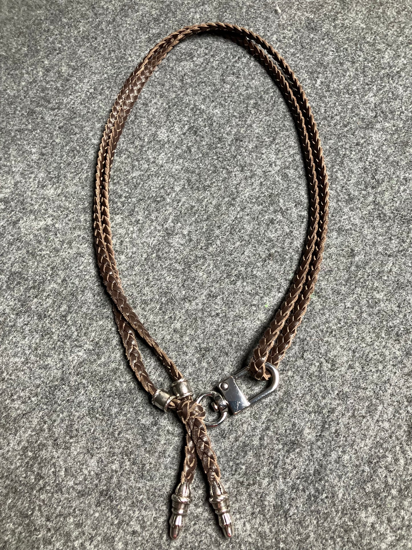 Capa/Suporte para iPhone de Couro Genuíno Flor Integral/microfibra. 2 Terminais de Corda e 2 Pinos de Corda, todos feitos de Prata Esterlina 925 & Crossbody/Colar/Pulseira de Couro com três fios duplos trançados à mão, Marrom ou Preto.- KC42i