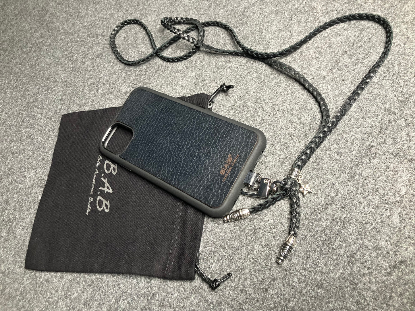 Capa/Suporte para iPhone de Couro Genuíno Flor Integral/microfibra. 2 Terminais Espirais, 1 Pino em Espiral com Argola e 1 Pingente de Estrela, todos de Prata 925 & Crossbody/Colar/Pulseira com 3 fios duplos trançados à mão, Marrom ou Preto.- KC33i