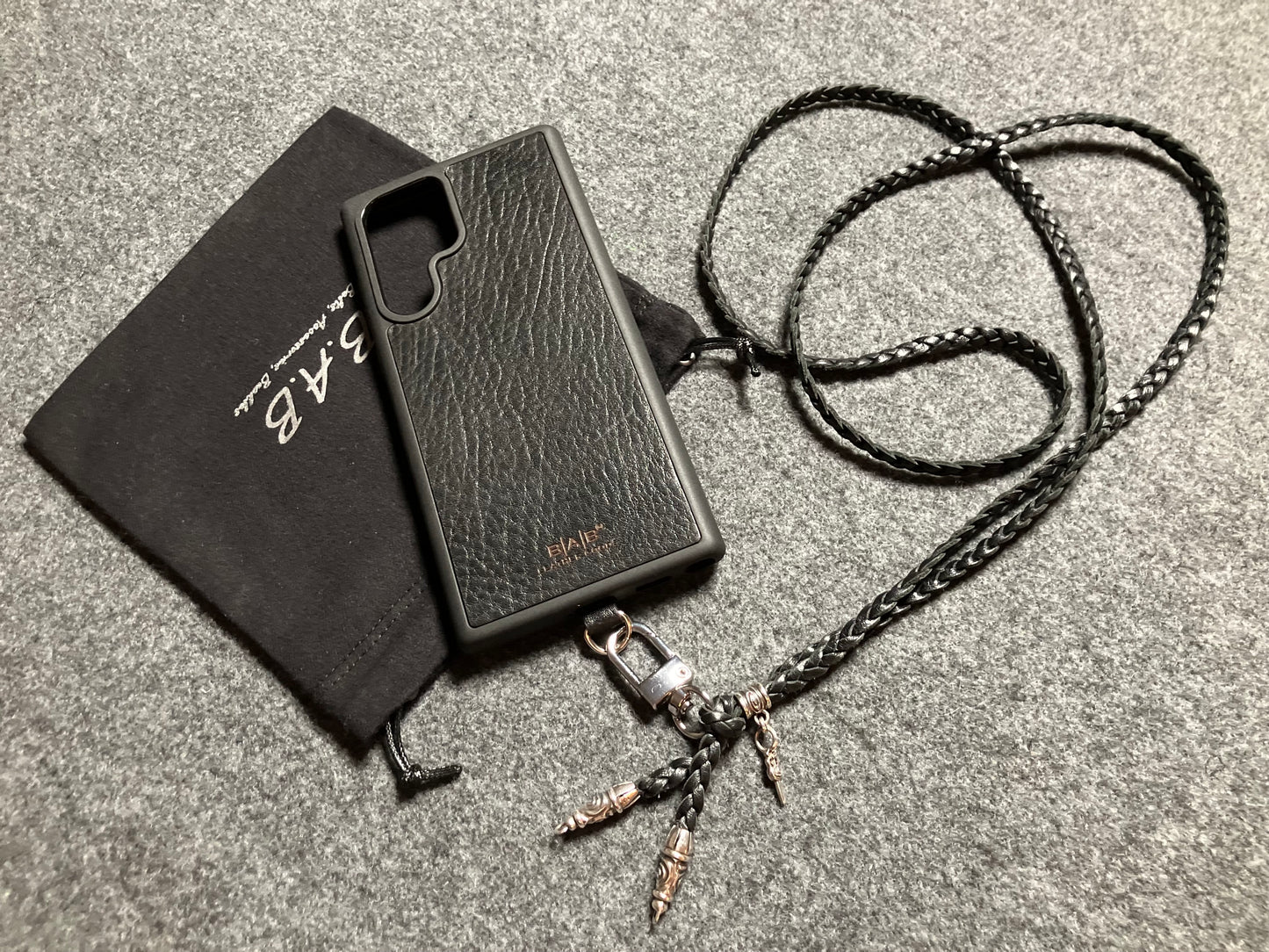Coque/Support en Cuir Véritable Pleine Fleur tanné végétal Samsung/microfibre. 2 Bornes en Spirale, 1 Épingle en Spirale avec anneau et 1 Pendentif Poignard, Argent 925 & Bandoulière/Collier/Bracelet 3 brins tressés à la main, Marron ou Noir.- KC32S