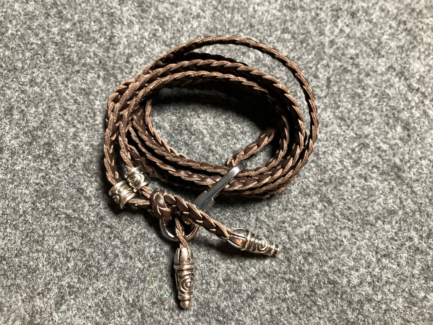 2 Bornes en Spirale et 2 Épingles en Spirale, tout en Argent Sterling 925 massif & Bandoulière/Collier/Bracelet en Cuir Véritable avec trois doubles brins tressés à la main, Marron ou Noir.- CP43
