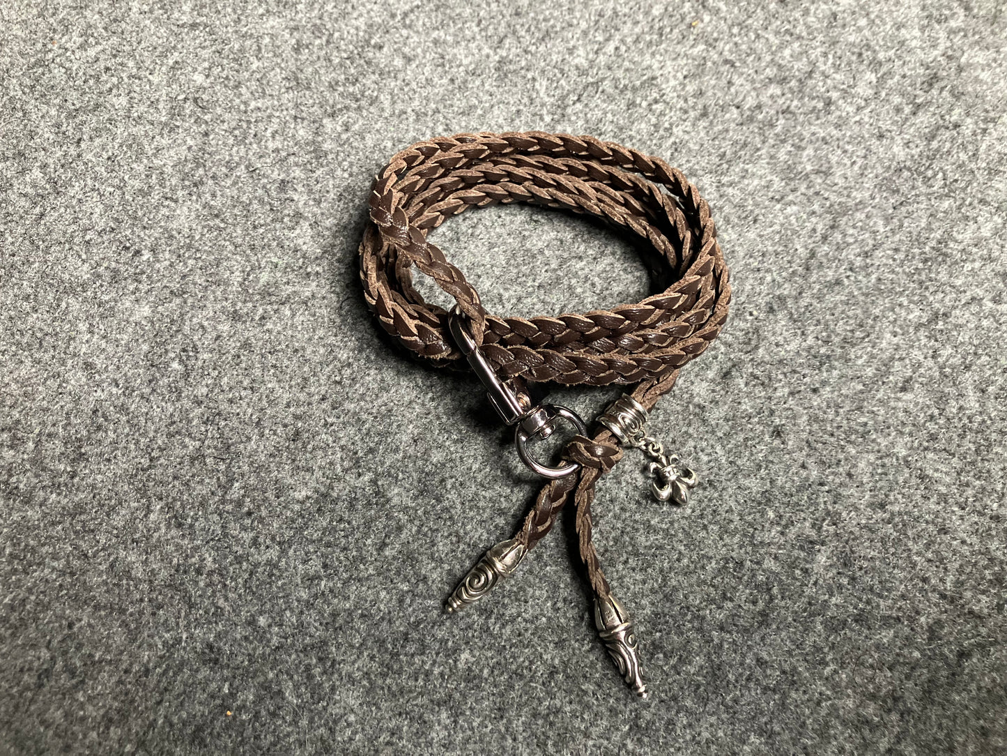 Capa/Suporte para iPhone de Couro Flor Integral/microfibra. 2 Terminais Espirais, 1 Pino em Espiral com Argola e 1 Pingente Fleur de Lys, todos de Prata 925 & Crossbody/Colar/Pulseira de Couro com 3 fios duplos trançados à mão, Marrom ou Preto.- KC45i