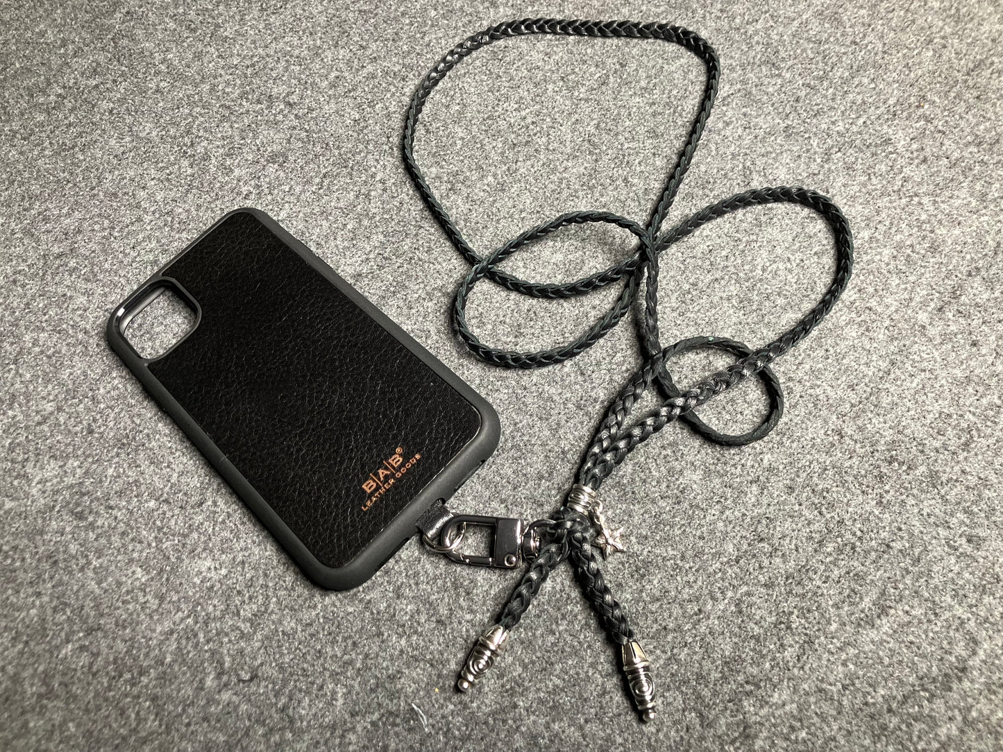 Capa/Suporte para iPhone de Couro Genuíno Flor Integral/microfibra. 2 Terminais Espirais, 1 Pino em Espiral com Argola e 1 Pingente de Estrela, todos de Prata 925 & Crossbody/Colar/Pulseira com 3 fios duplos trançados à mão, Marrom ou Preto.- KC33i
