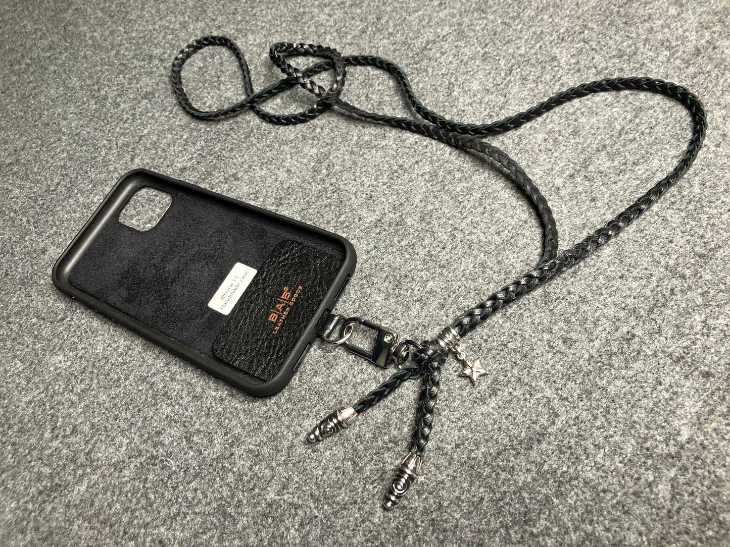 Capa/Suporte para iPhone de Couro Genuíno Flor Integral/microfibra. 2 Terminais Espirais, 1 Pino em Espiral com Argola e 1 Pingente de Estrela, todos de Prata 925 & Crossbody/Colar/Pulseira com 3 fios duplos trançados à mão, Marrom ou Preto.- KC33i