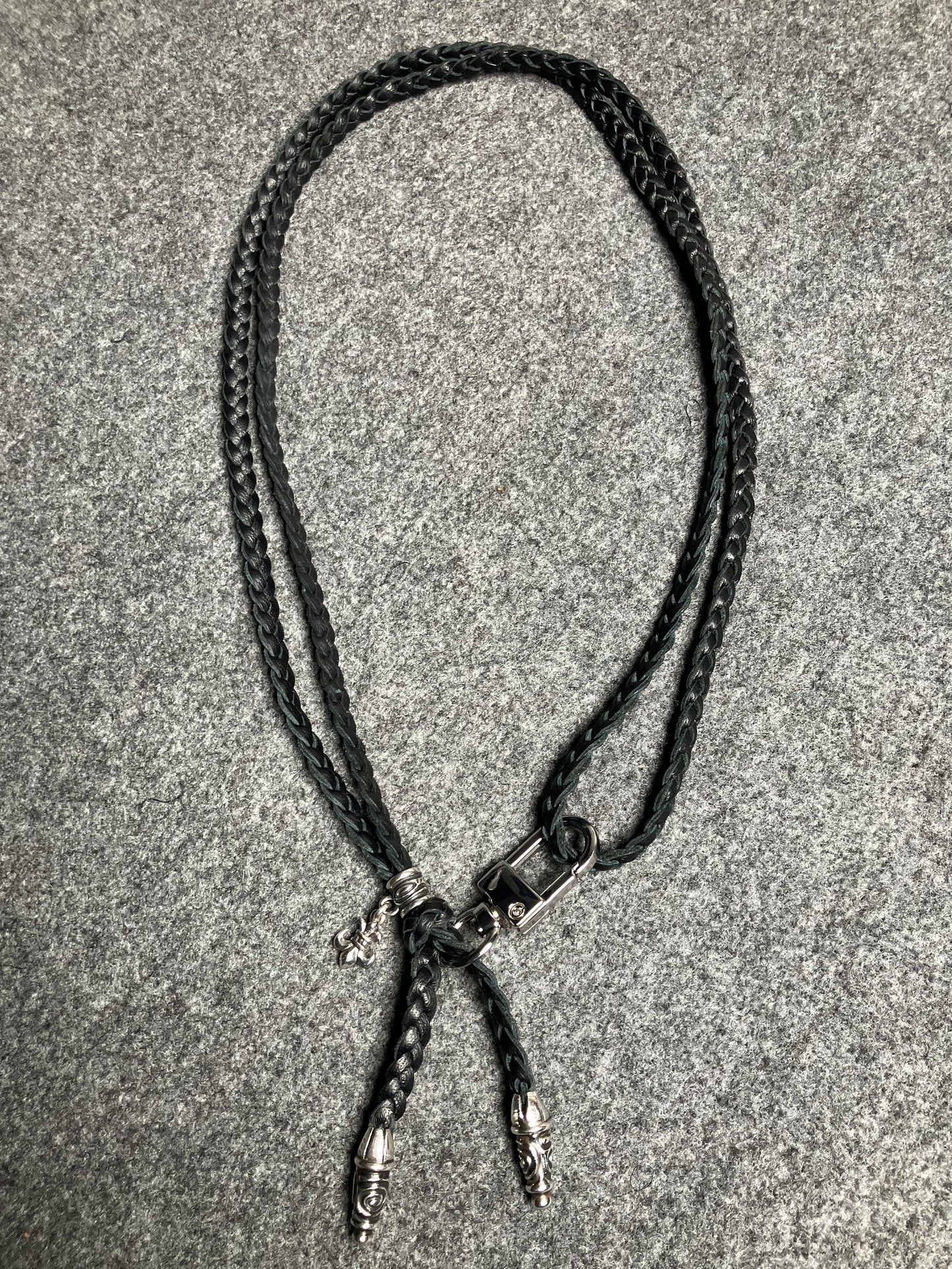 Capa/Suporte para iPhone de Couro Flor Integral/microfibra. 2 Terminais Espirais, 1 Pino em Espiral com Argola e 1 Pingente Fleur de Lys, todos de Prata 925 & Crossbody/Colar/Pulseira de Couro com 3 fios duplos trançados à mão, Marrom ou Preto.- KC45i