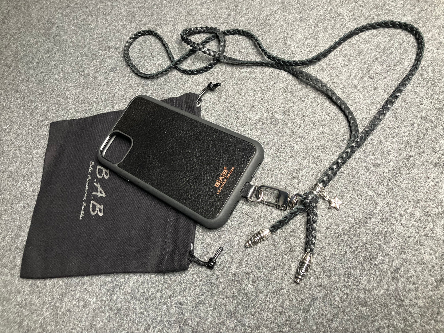Capa/Suporte para iPhone de Couro Genuíno Flor Integral/microfibra. 2 Terminais Espirais, 1 Pino em Espiral com Argola e 1 Pingente de Estrela, todos de Prata 925 & Crossbody/Colar/Pulseira com 3 fios duplos trançados à mão, Marrom ou Preto.- KC33i