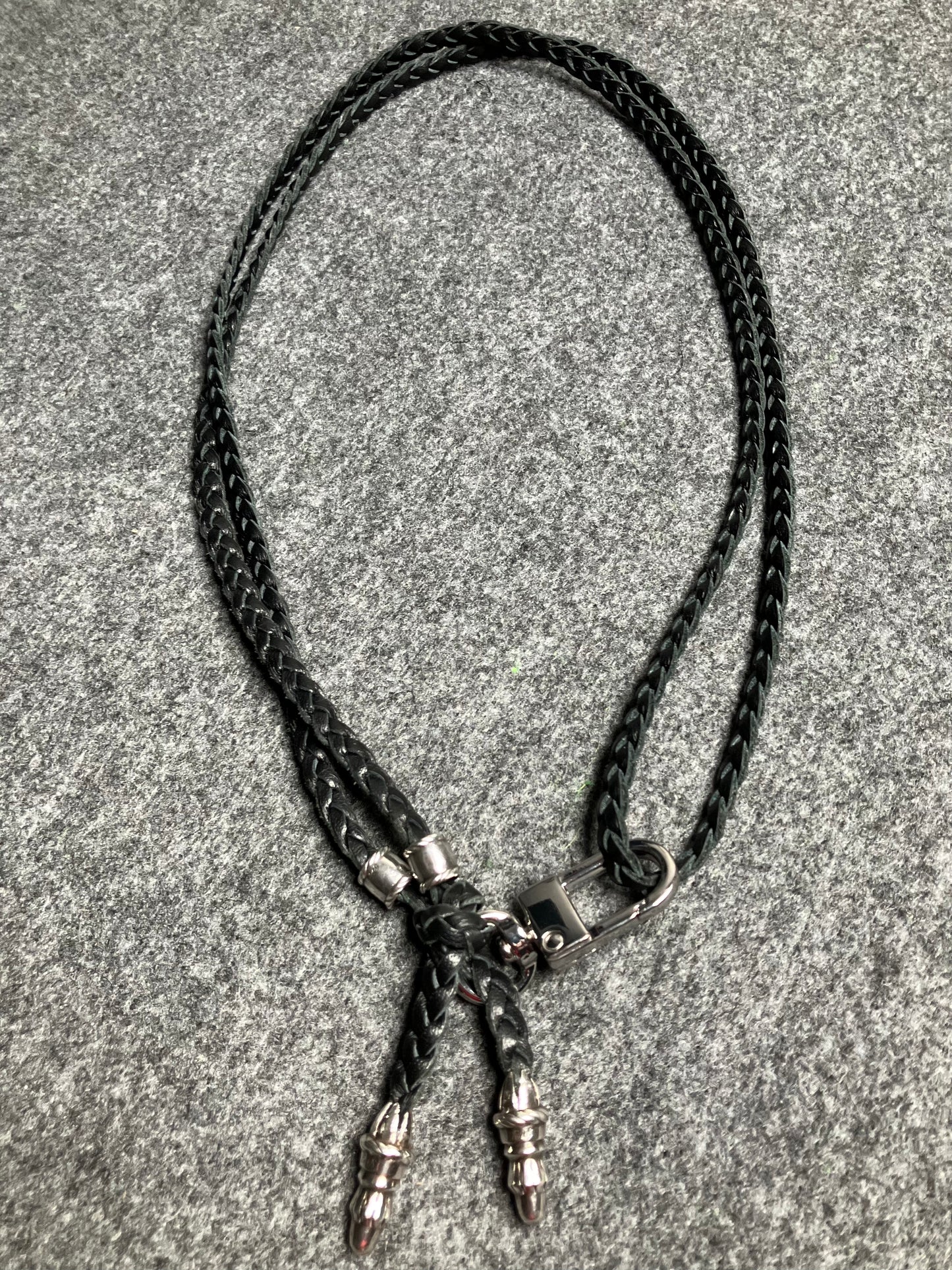 Capa/Suporte para iPhone de Couro Genuíno Flor Integral/microfibra. 2 Terminais de Corda e 2 Pinos de Corda, todos feitos de Prata Esterlina 925 & Crossbody/Colar/Pulseira de Couro com três fios duplos trançados à mão, Marrom ou Preto.- KC42i