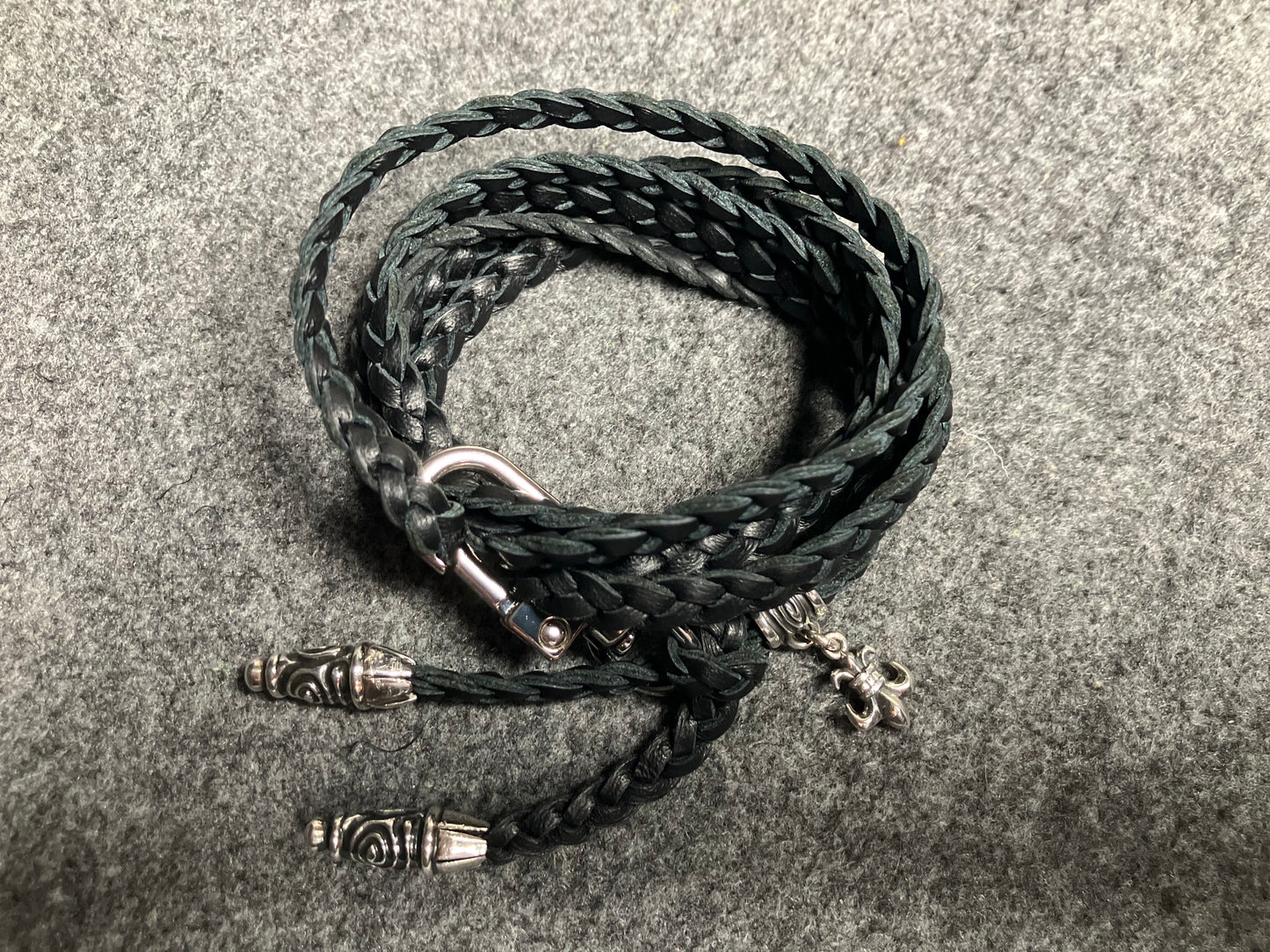 Capa/Suporte para Samsung de Couro Flor Integral/microfibra. 2 Terminais Espirais, 1 Pino em Espiral com Argola e 1 Pingente Fleur de Lys, todos de Prata 925 & Crossbody/Colar/Pulseira de Couro com 3 fios duplos trançados à mão, Marrom ou Preto.- KC45S