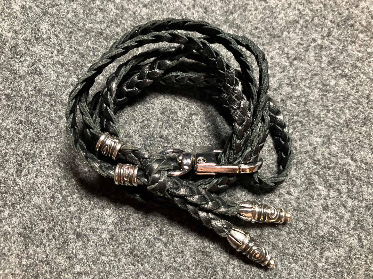 2 Bornes en Spirale et 2 Épingles en Spirale, tout en Argent Sterling 925 massif & Bandoulière/Collier/Bracelet en Cuir Véritable avec trois doubles brins tressés à la main, Marron ou Noir.- CP43