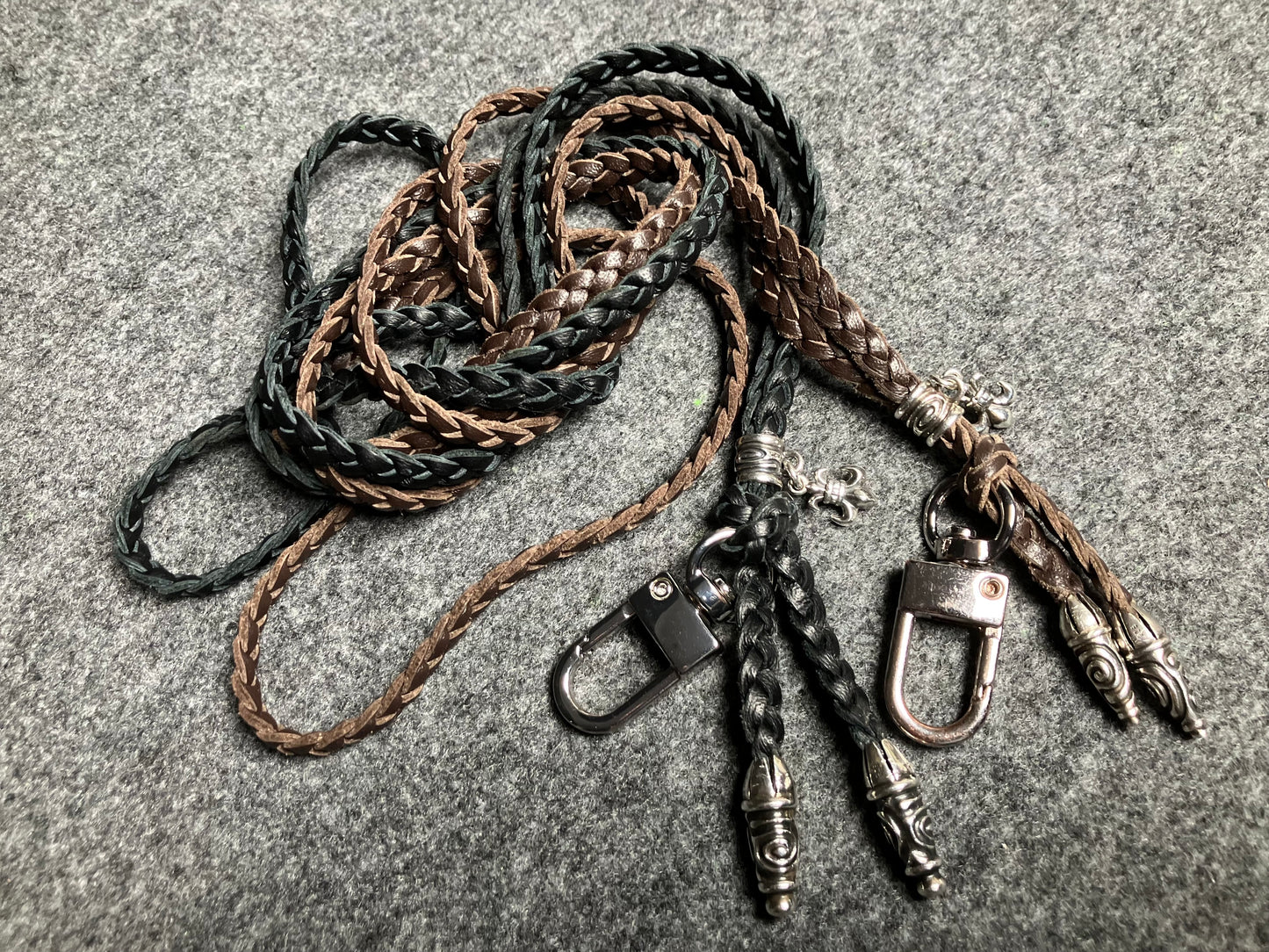 Capa/Suporte para iPhone de Couro Flor Integral/microfibra. 2 Terminais Espirais, 1 Pino em Espiral com Argola e 1 Pingente Fleur de Lys, todos de Prata 925 & Crossbody/Colar/Pulseira de Couro com 3 fios duplos trançados à mão, Marrom ou Preto.- KC45i