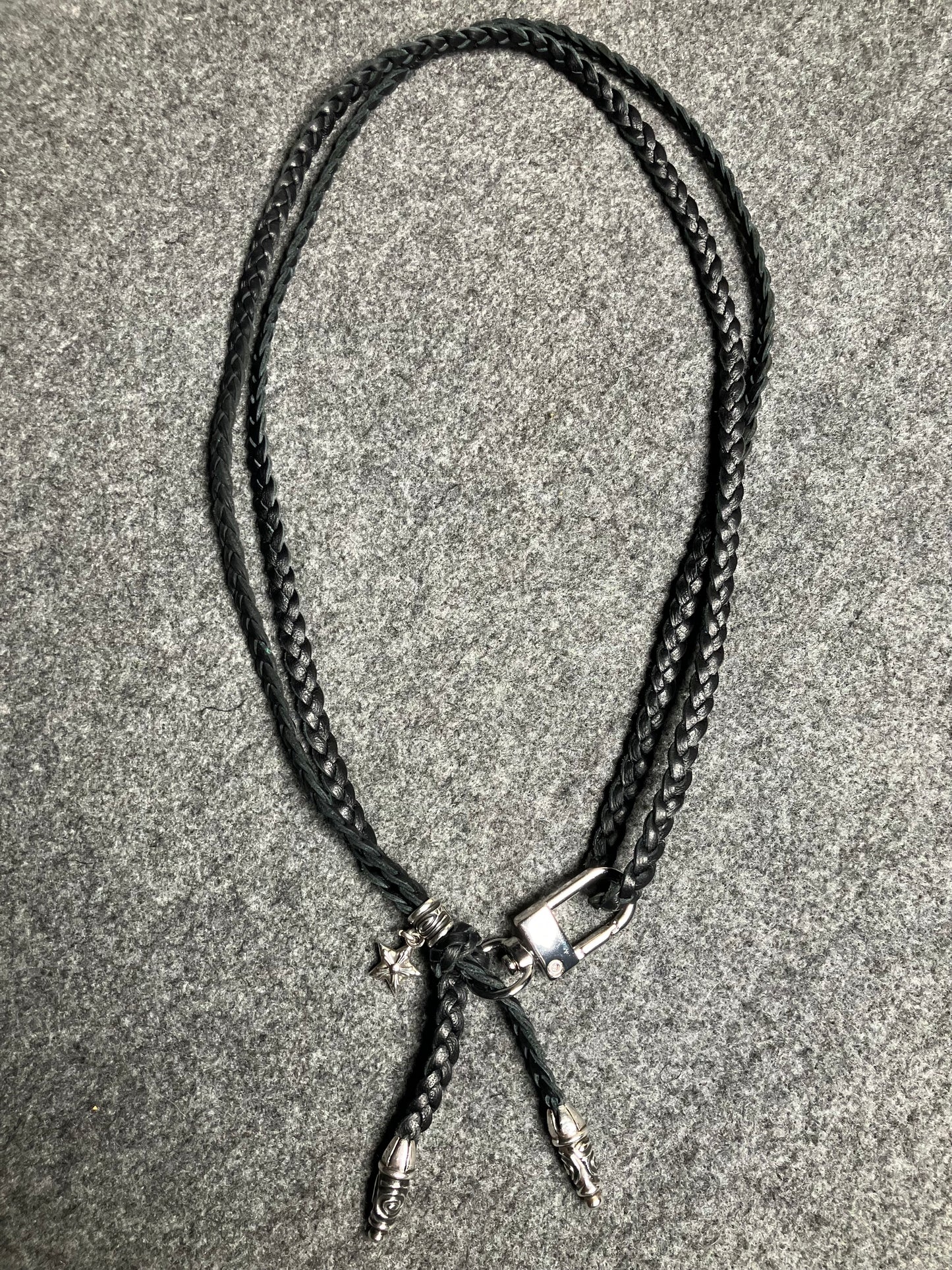 Capa/Suporte para iPhone de Couro Genuíno Flor Integral/microfibra. 2 Terminais Espirais, 1 Pino em Espiral com Argola e 1 Pingente de Estrela, todos de Prata 925 & Crossbody/Colar/Pulseira com 3 fios duplos trançados à mão, Marrom ou Preto.- KC33i
