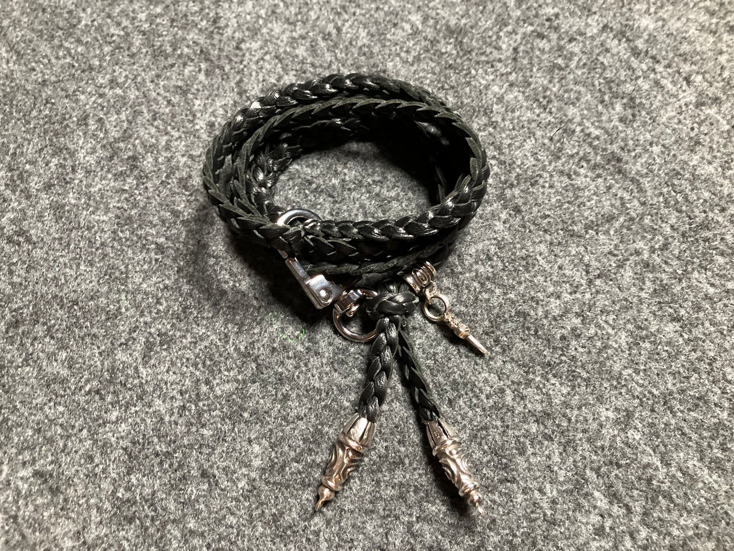 Capa/Suporte para iPhone de Couro Genuíno Flor Integral/microfibra. 2 Terminais de Corda e 2 Pinos de Corda, todos feitos de Prata Esterlina 925 & Crossbody/Colar/Pulseira de Couro com três fios duplos trançados à mão, Marrom ou Preto.- KC42i