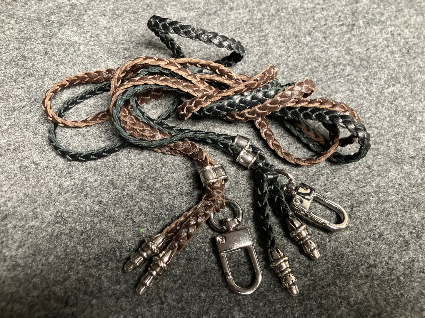 Capa/Suporte para iPhone de Couro Genuíno Flor Integral/microfibra. 2 Terminais de Corda e 2 Pinos de Corda, todos feitos de Prata Esterlina 925 & Crossbody/Colar/Pulseira de Couro com três fios duplos trançados à mão, Marrom ou Preto.- KC42i