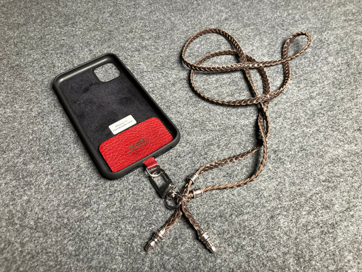 Capa/Suporte para iPhone de Couro Genuíno Flor Integral/microfibra. 2 Terminais de Corda e 2 Pinos de Corda, todos feitos de Prata Esterlina 925 & Crossbody/Colar/Pulseira de Couro com três fios duplos trançados à mão, Marrom ou Preto.- KC42i