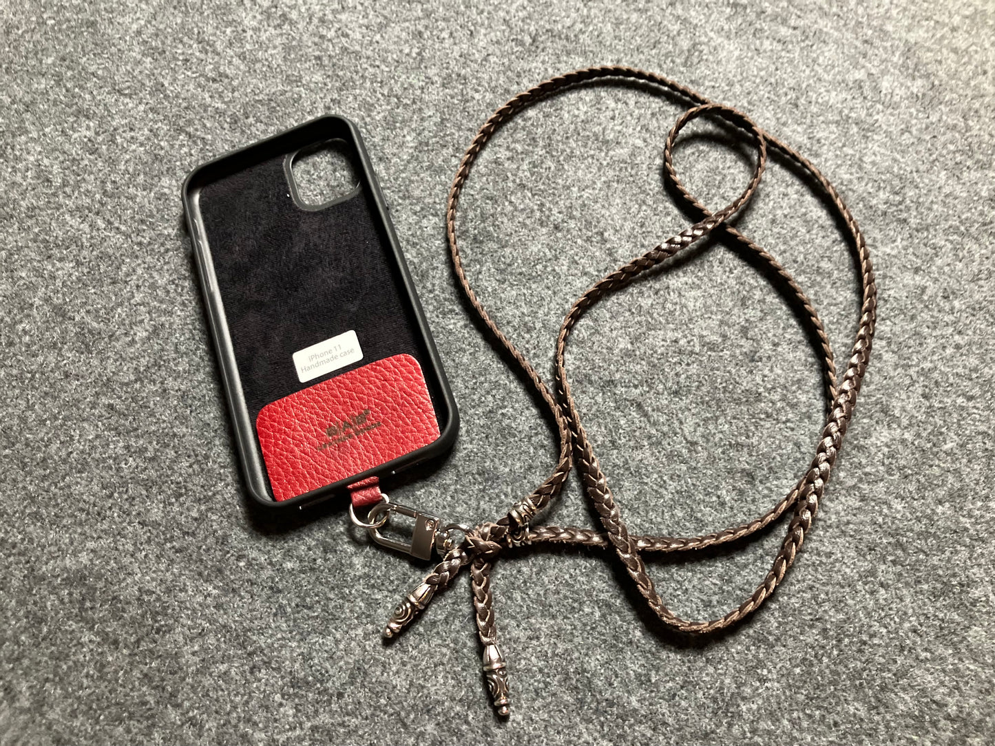 Capa/Suporte para iPhone de Couro Genuíno Flor Integral cortados e gravados a laser/microfibra. 2 Terminais Espirais e 2 Pinos Espirais, todos feitos de Prata 925 & Crossbody/Colar/Pulseira com três fios duplos trançados à mão, Marrom ou Preto.- KC43i