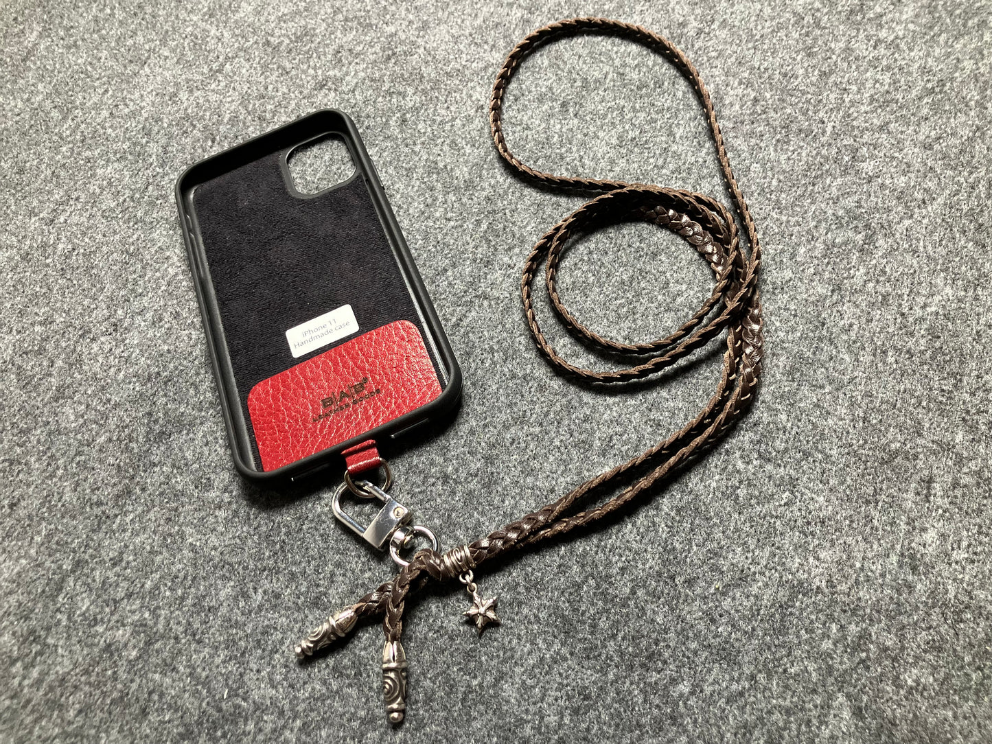 Capa/Suporte para iPhone de Couro Genuíno Flor Integral/microfibra. 2 Terminais Espirais, 1 Pino em Espiral com Argola e 1 Pingente de Estrela, todos de Prata 925 & Crossbody/Colar/Pulseira com 3 fios duplos trançados à mão, Marrom ou Preto.- KC33i