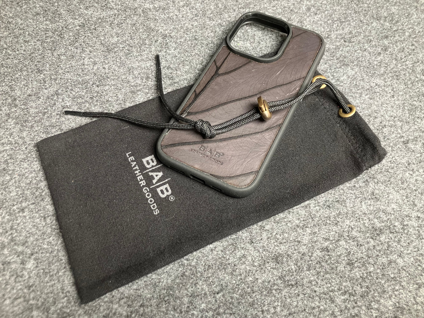 Capa com folha beLEAF® de Alocasia Genuína para iPhone cortada & gravada a laser/microfibra.- 60i