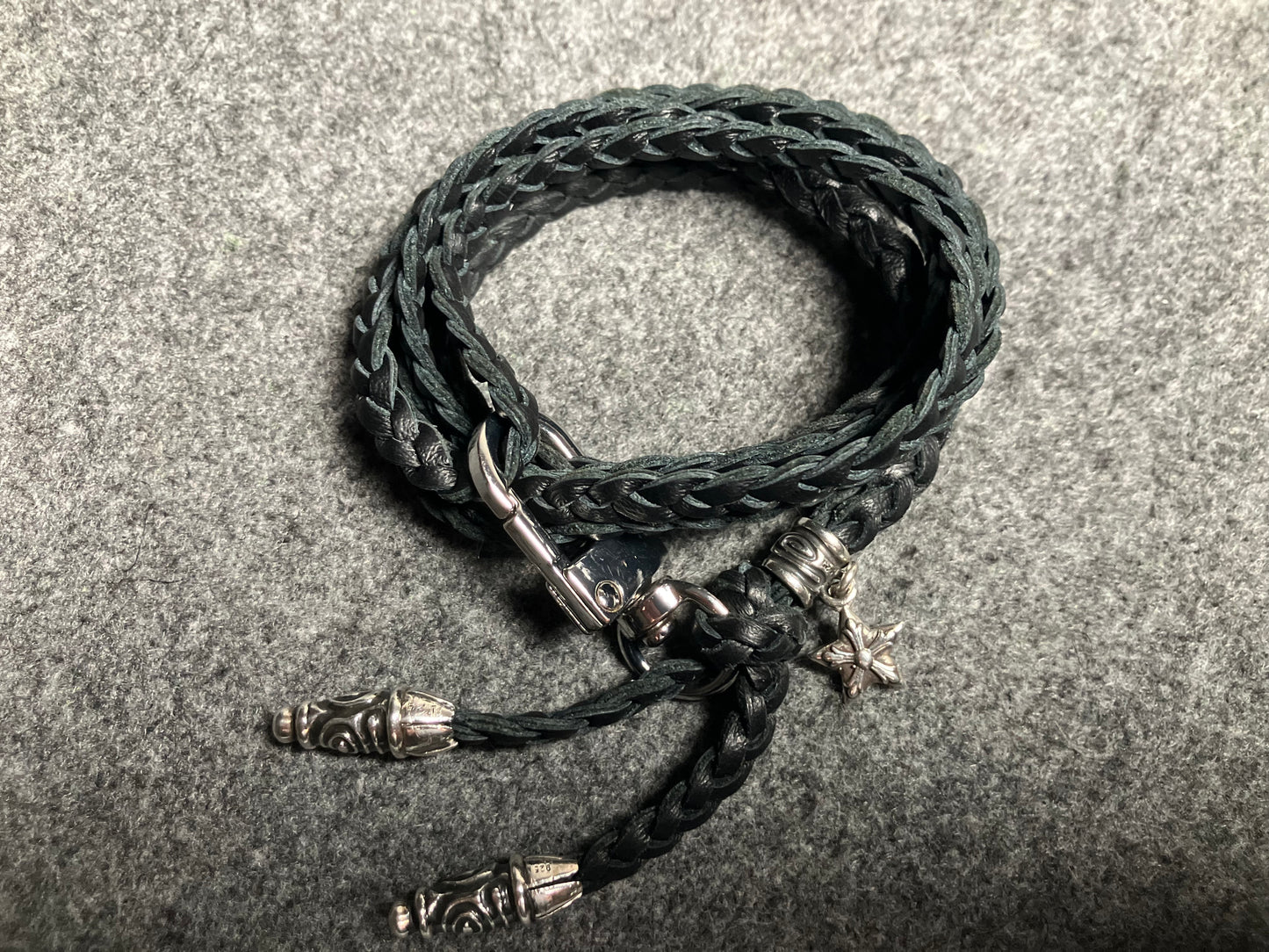 Capa/Suporte para iPhone de Couro Genuíno Flor Integral/microfibra. 2 Terminais Espirais, 1 Pino em Espiral com Argola e 1 Pingente de Estrela, todos de Prata 925 & Crossbody/Colar/Pulseira com 3 fios duplos trançados à mão, Marrom ou Preto.- KC33i