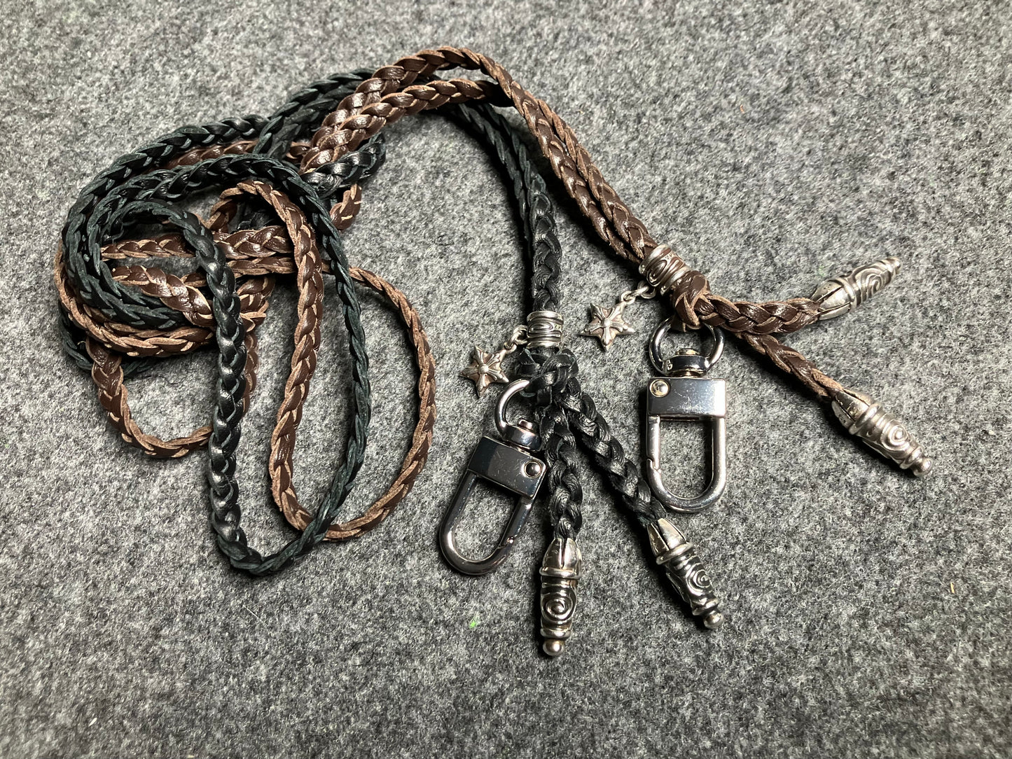Capa/Suporte para iPhone de Couro Genuíno Flor Integral/microfibra. 2 Terminais Espirais, 1 Pino em Espiral com Argola e 1 Pingente de Estrela, todos de Prata 925 & Crossbody/Colar/Pulseira com 3 fios duplos trançados à mão, Marrom ou Preto.- KC33i