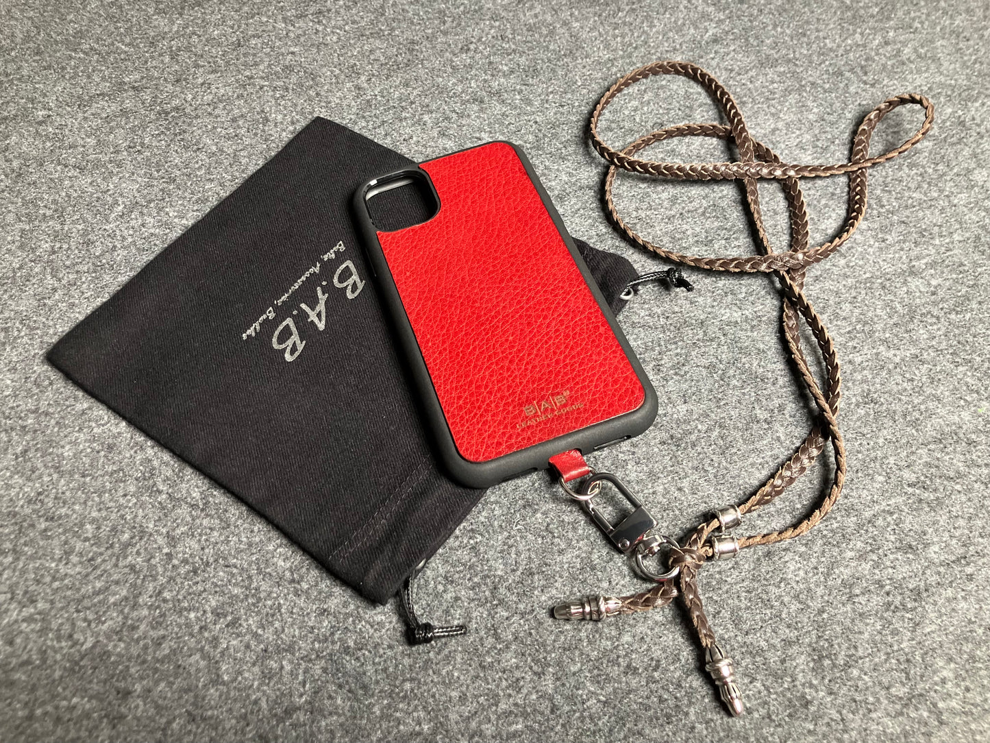 Capa/Suporte para iPhone de Couro Genuíno Flor Integral/microfibra. 2 Terminais de Corda e 2 Pinos de Corda, todos feitos de Prata Esterlina 925 & Crossbody/Colar/Pulseira de Couro com três fios duplos trançados à mão, Marrom ou Preto.- KC42i