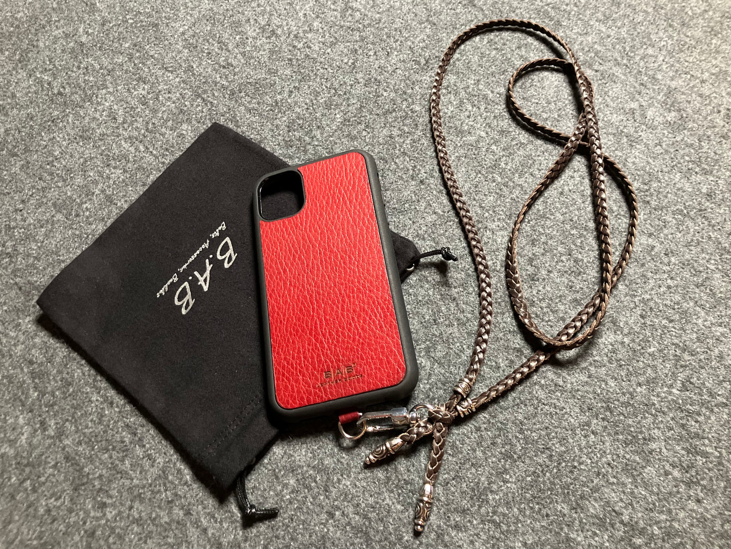 Capa/Suporte para iPhone de Couro Genuíno Flor Integral cortados e gravados a laser/microfibra. 2 Terminais Espirais e 2 Pinos Espirais, todos feitos de Prata 925 & Crossbody/Colar/Pulseira com três fios duplos trançados à mão, Marrom ou Preto.- KC43i