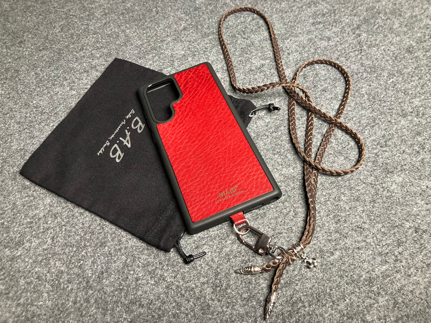Capa/Suporte para Samsung de Couro Flor Integral/microfibra. 2 Terminais Espirais, 1 Pino em Espiral com Argola e 1 Pingente Fleur de Lys, todos de Prata 925 & Crossbody/Colar/Pulseira de Couro com 3 fios duplos trançados à mão, Marrom ou Preto.- KC45S