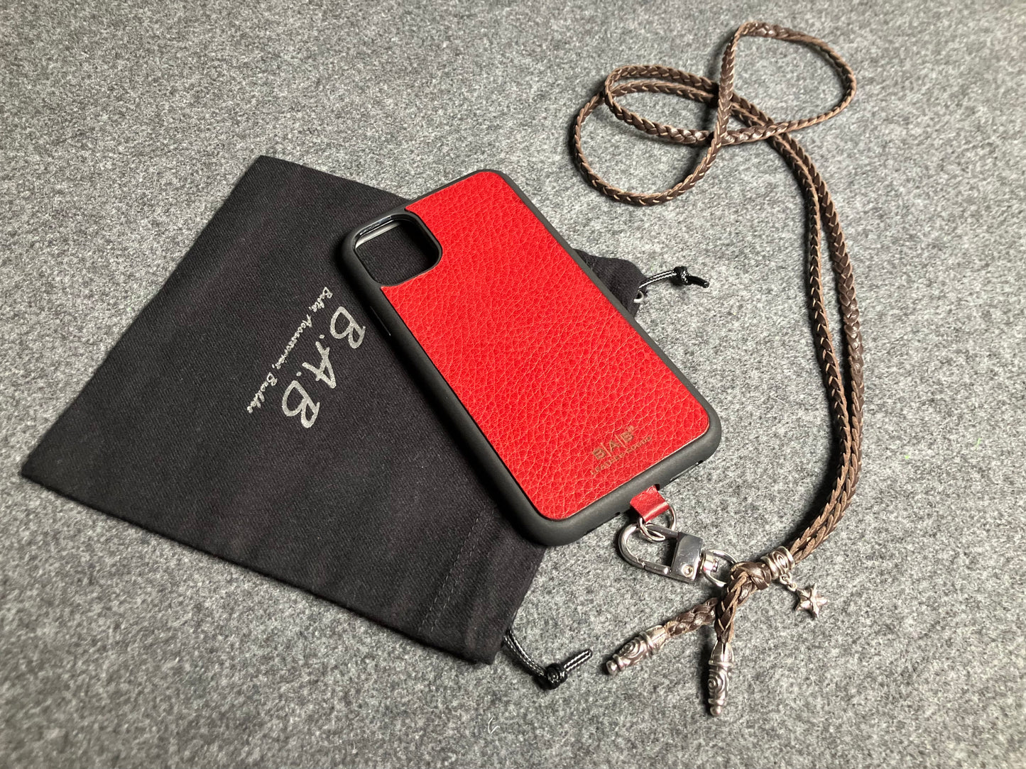 Capa/Suporte para iPhone de Couro Genuíno Flor Integral/microfibra. 2 Terminais Espirais, 1 Pino em Espiral com Argola e 1 Pingente de Estrela, todos de Prata 925 & Crossbody/Colar/Pulseira com 3 fios duplos trançados à mão, Marrom ou Preto.- KC33i
