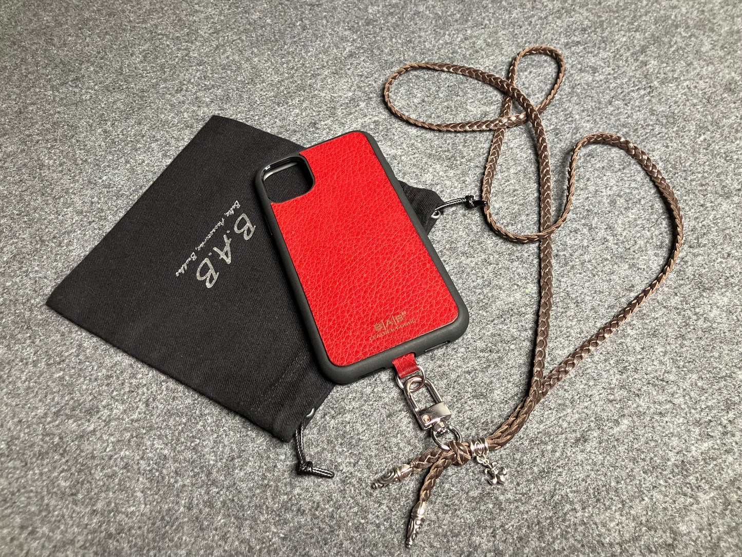 Capa/Suporte para iPhone de Couro Flor Integral/microfibra. 2 Terminais Espirais, 1 Pino em Espiral com Argola e 1 Pingente Fleur de Lys, todos de Prata 925 & Crossbody/Colar/Pulseira de Couro com 3 fios duplos trançados à mão, Marrom ou Preto.- KC45i