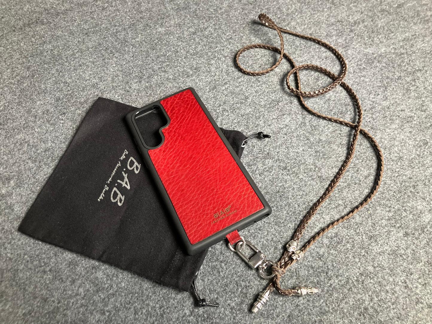 Capa/Suporte de Couro Genuíno Flor Integral para Samsung/microfibra. 2 Terminais de Corda e 2 Caveiras, todos de Prata Esterlina 925 & Crossbody/Colar/Pulseira Couro com 3 fios duplos trançados à mão, Marrom ou Preto.- KC30S