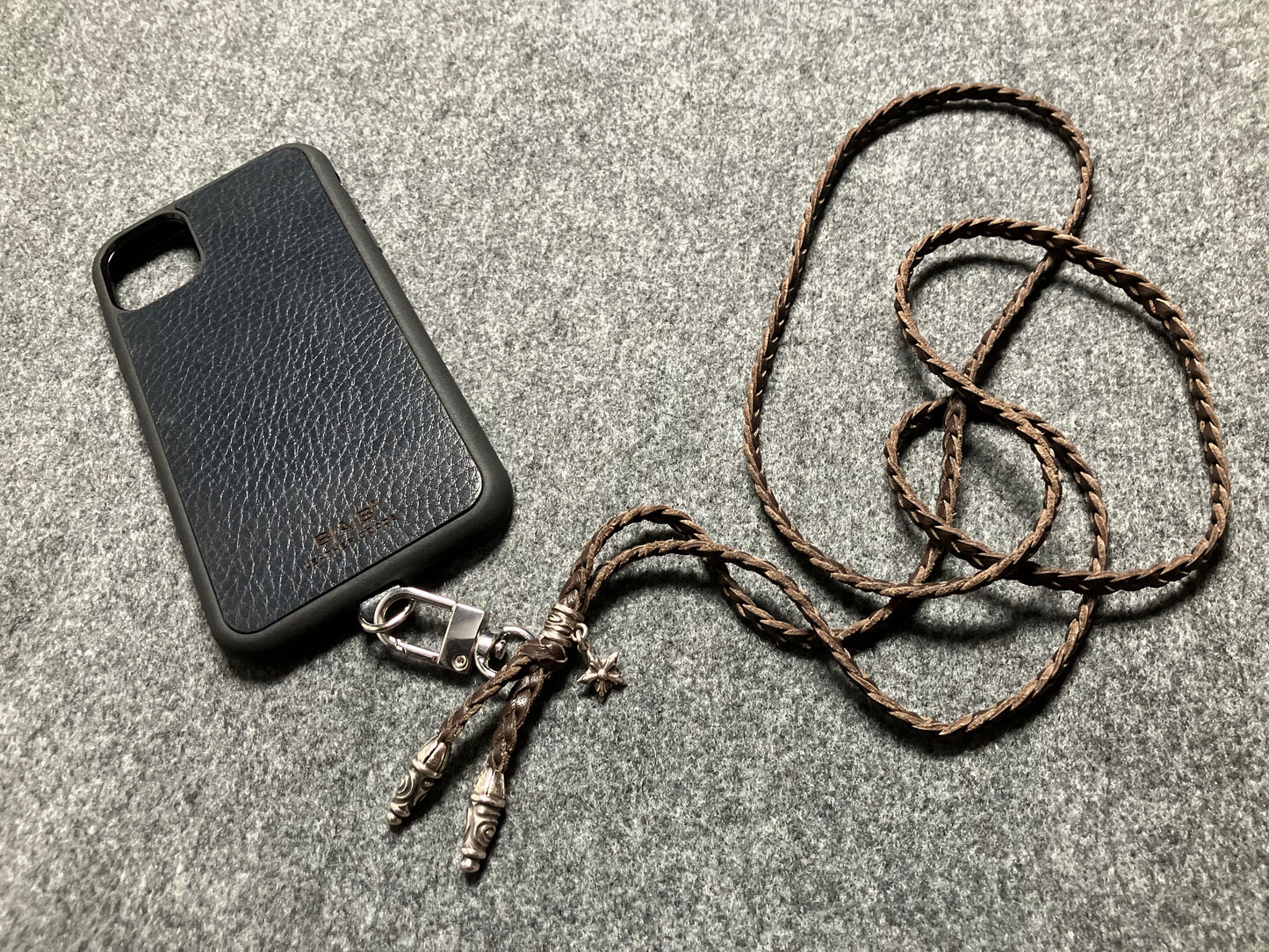 Capa/Suporte para iPhone de Couro Genuíno Flor Integral/microfibra. 2 Terminais Espirais, 1 Pino em Espiral com Argola e 1 Pingente de Estrela, todos de Prata 925 & Crossbody/Colar/Pulseira com 3 fios duplos trançados à mão, Marrom ou Preto.- KC33i
