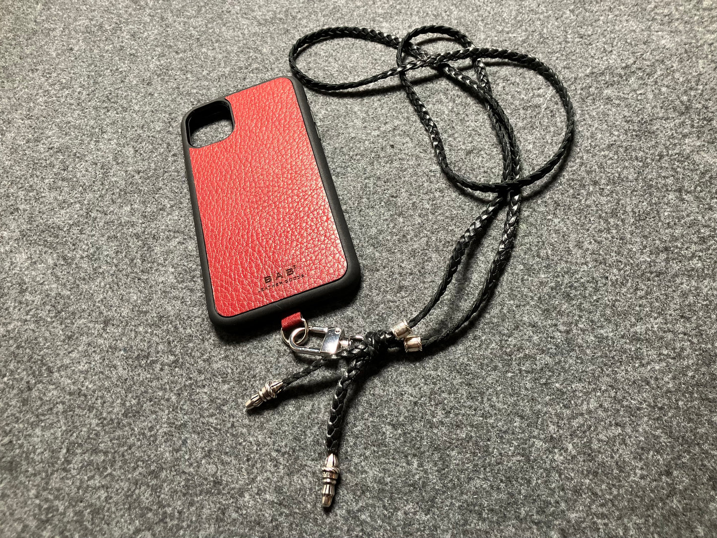Capa/Suporte para iPhone de Couro Genuíno Flor Integral/microfibra. 2 Terminais de Corda e 2 Pinos de Corda, todos feitos de Prata Esterlina 925 & Crossbody/Colar/Pulseira de Couro com três fios duplos trançados à mão, Marrom ou Preto.- KC42i