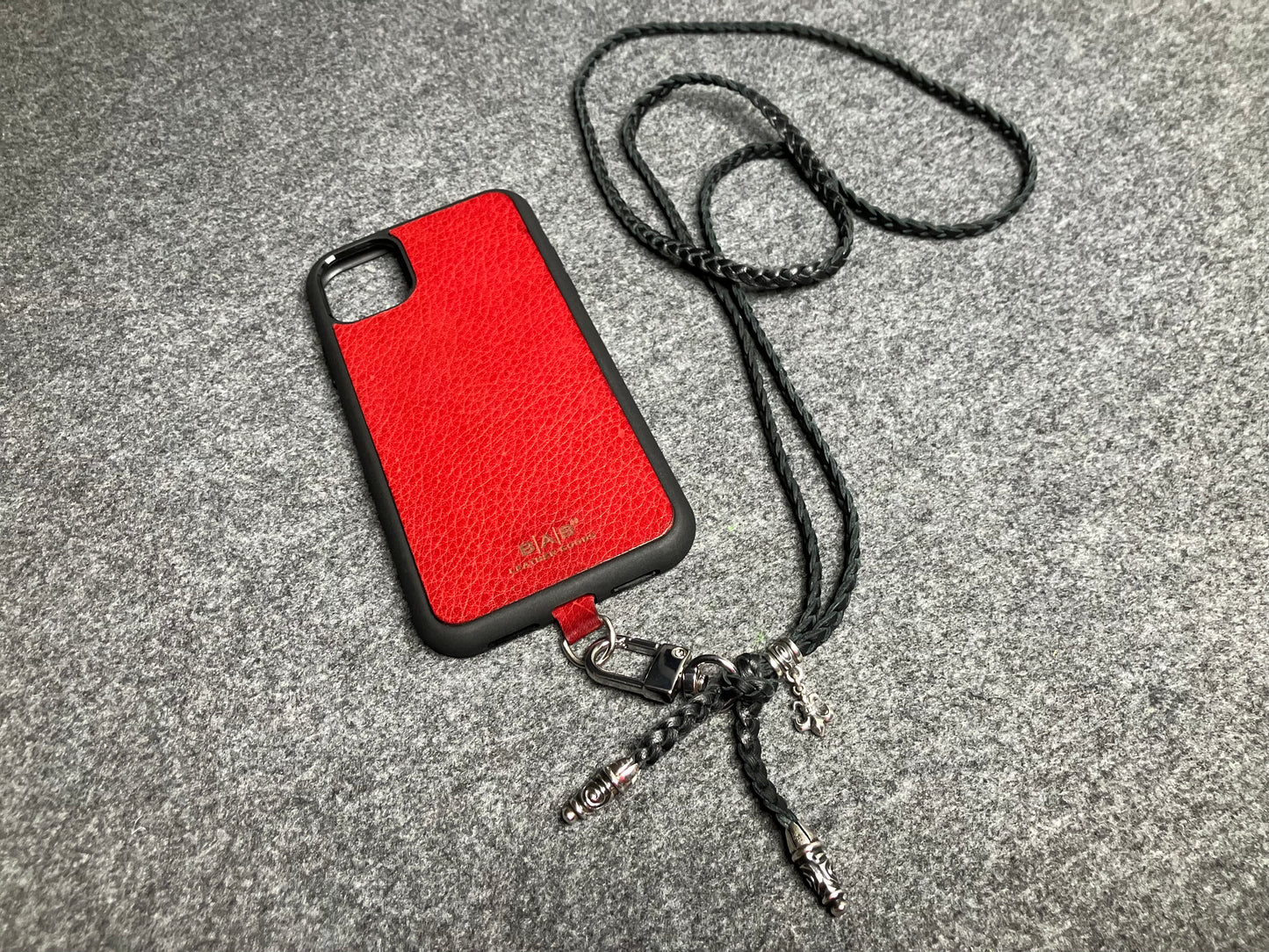 Capa/Suporte para iPhone de Couro Flor Integral/microfibra. 2 Terminais Espirais, 1 Pino em Espiral com Argola e 1 Pingente Fleur de Lys, todos de Prata 925 & Crossbody/Colar/Pulseira de Couro com 3 fios duplos trançados à mão, Marrom ou Preto.- KC45i