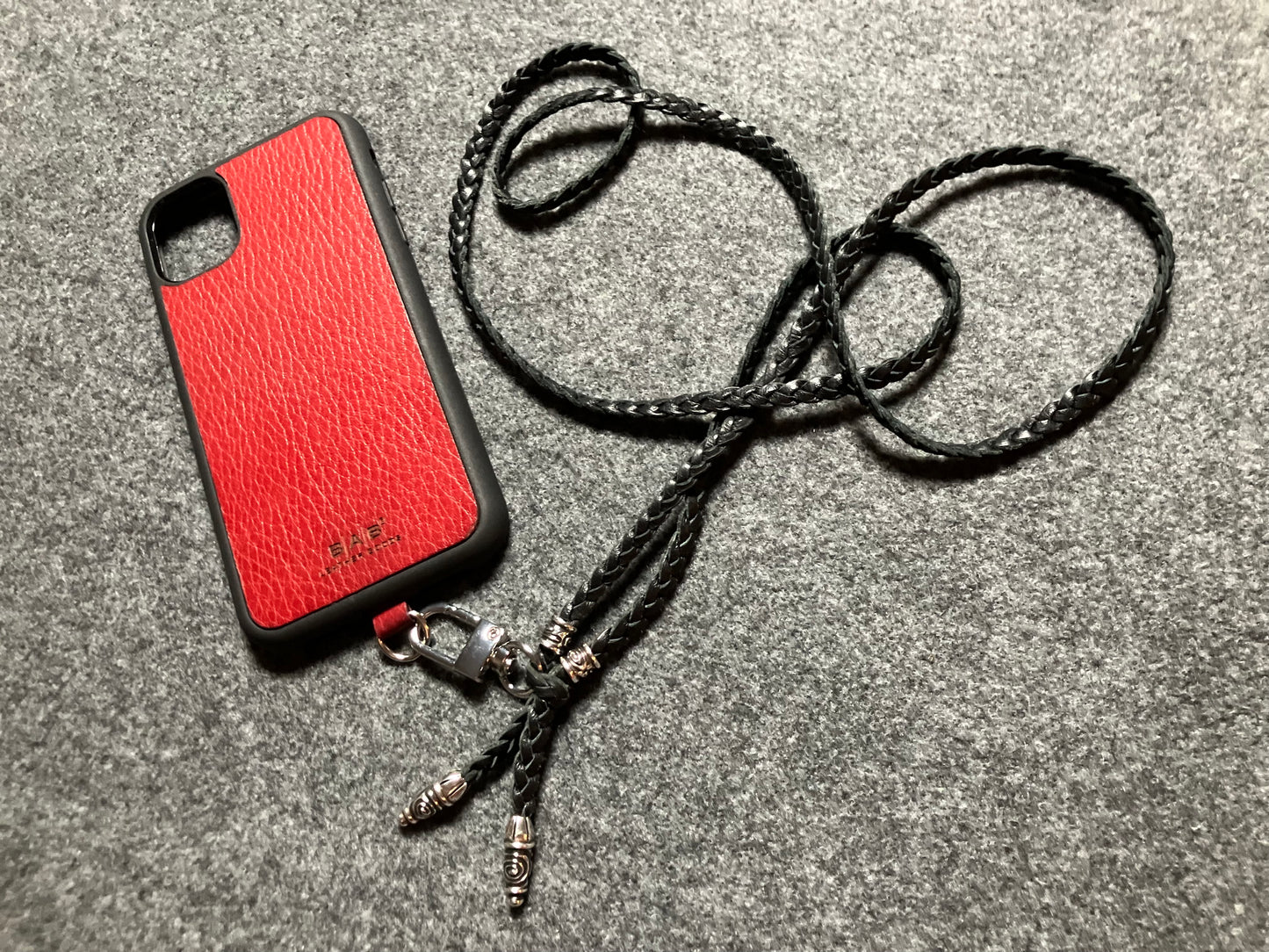 Capa/Suporte para iPhone de Couro Genuíno Flor Integral cortados e gravados a laser/microfibra. 2 Terminais Espirais e 2 Pinos Espirais, todos feitos de Prata 925 & Crossbody/Colar/Pulseira com três fios duplos trançados à mão, Marrom ou Preto.- KC43i