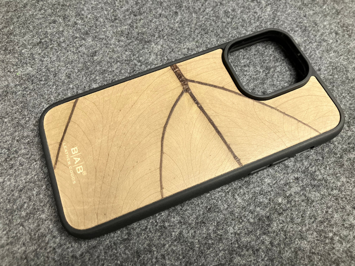 Capa com folha beLEAF® de Alocasia Genuína para iPhone cortada & gravada a laser/microfibra.- 60i