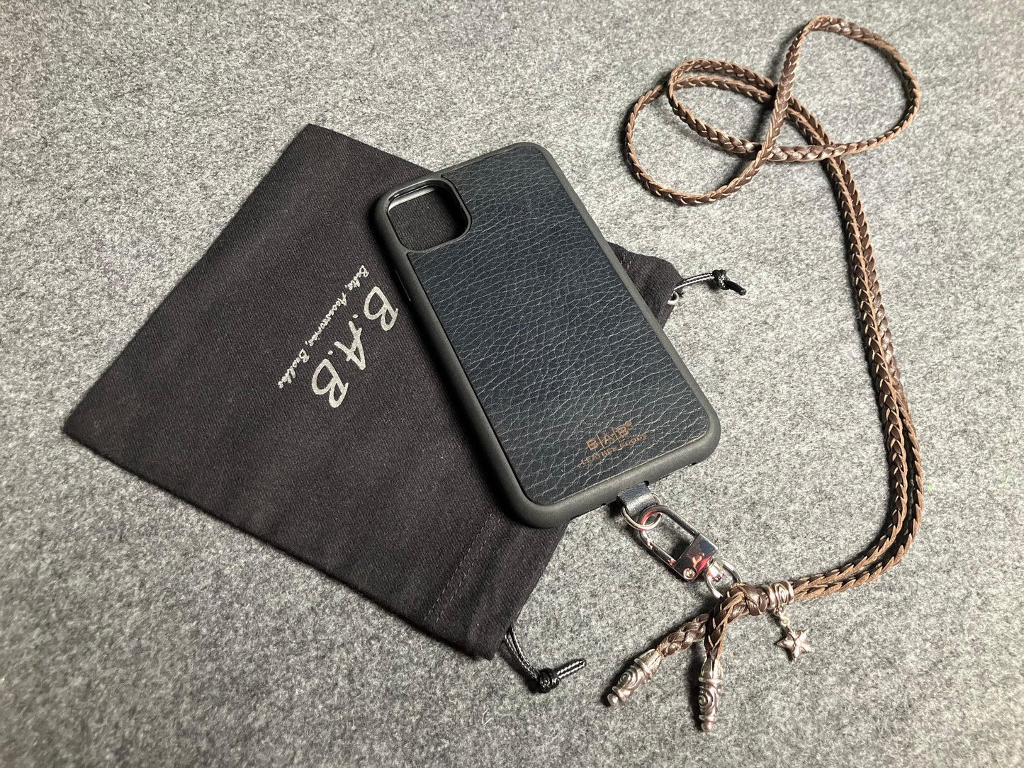 Capa/Suporte para iPhone de Couro Genuíno Flor Integral/microfibra. 2 Terminais Espirais, 1 Pino em Espiral com Argola e 1 Pingente de Estrela, todos de Prata 925 & Crossbody/Colar/Pulseira com 3 fios duplos trançados à mão, Marrom ou Preto.- KC33i