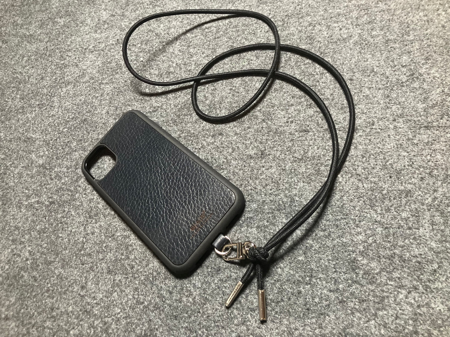 Funda/Soporte para iPhone de Cuero Genuino Full-Grain curtido vegetal al tanino cortados y grabados con láser/microfibra & Crossbody/Collar/Gargantilla/Pulsera de Cuerda Elástica Negra con 1 Mosquetón y 2 Terminales plateados.- KCi52