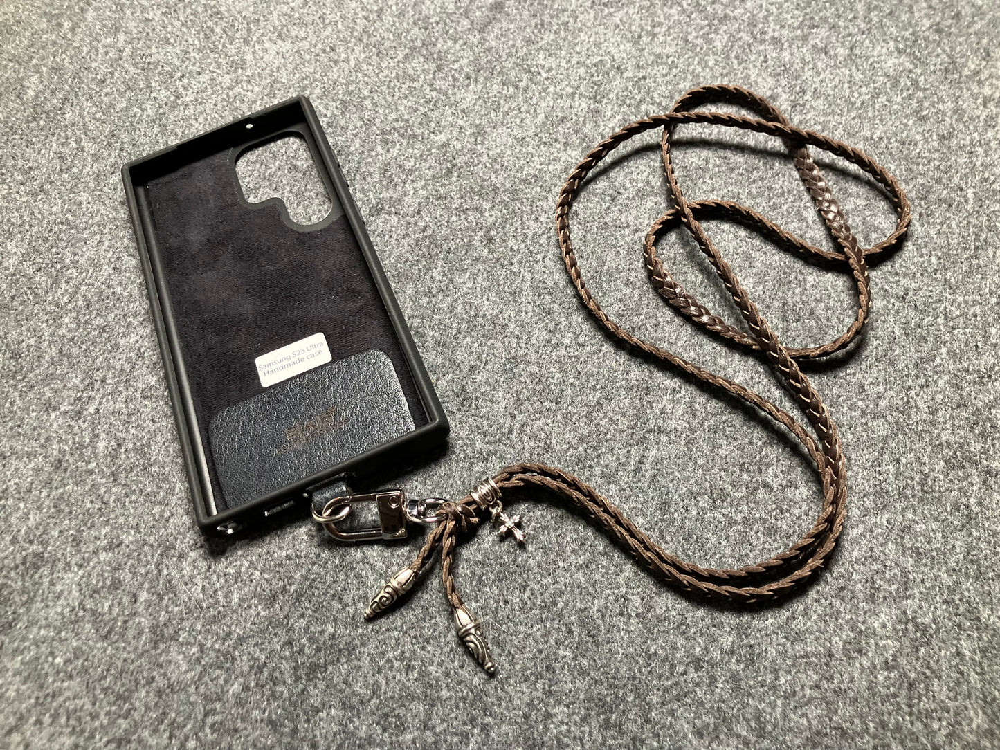 Θήκη/Στήριγμα Samsung/μικροϊνών από Γνήσιο Δέρμα Oλικής άλεσης. 2 Σπειροειδείς Aκροδέκτες, 1 Σπειροειδής Καρφίτσα με δαχτυλίδι και 1 Σκουλαρίκι Σταυρού με 2 Σμαράγδια, όλα σε Ασήμι 925 & 3-Kλωνο Χιαστί/Kολιέ/Βραχιόλι Γνήσιο Δέρμα, Καφέ ή Μαύρο.- KC31S