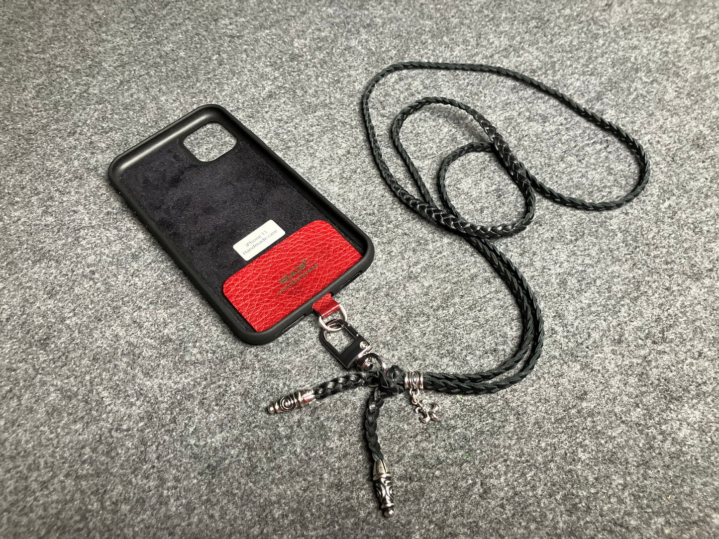 Capa/Suporte para iPhone de Couro Flor Integral/microfibra. 2 Terminais Espirais, 1 Pino em Espiral com Argola e 1 Pingente Fleur de Lys, todos de Prata 925 & Crossbody/Colar/Pulseira de Couro com 3 fios duplos trançados à mão, Marrom ou Preto.- KC45i