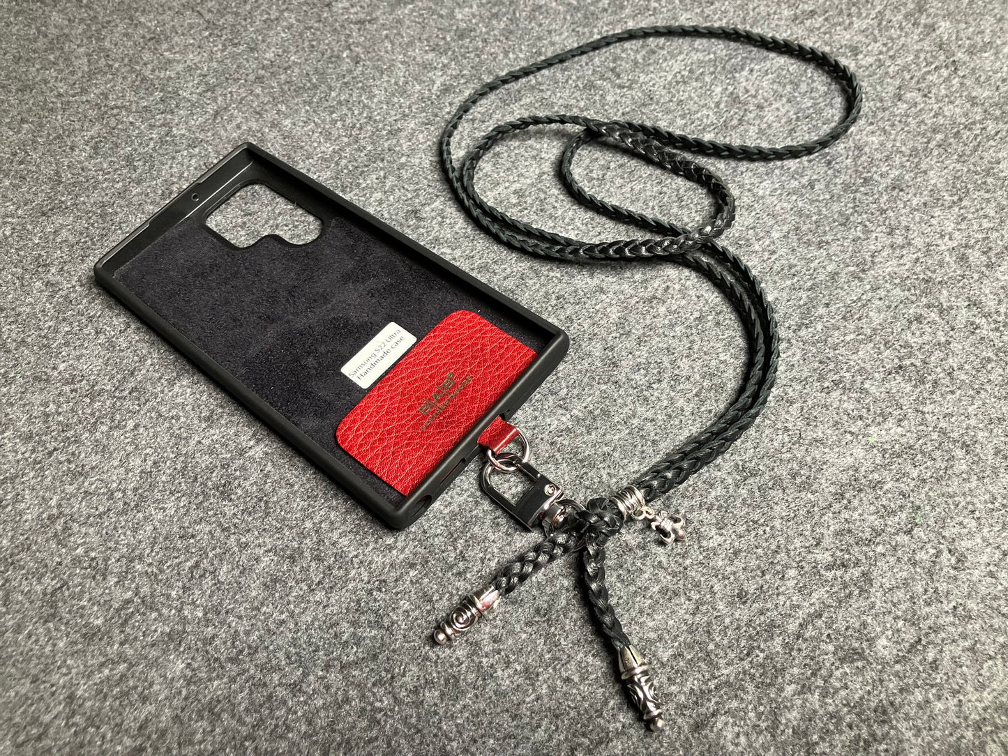 Capa/Suporte para Samsung de Couro Flor Integral/microfibra. 2 Terminais Espirais, 1 Pino em Espiral com Argola e 1 Pingente Fleur de Lys, todos de Prata 925 & Crossbody/Colar/Pulseira de Couro com 3 fios duplos trançados à mão, Marrom ou Preto.- KC45S