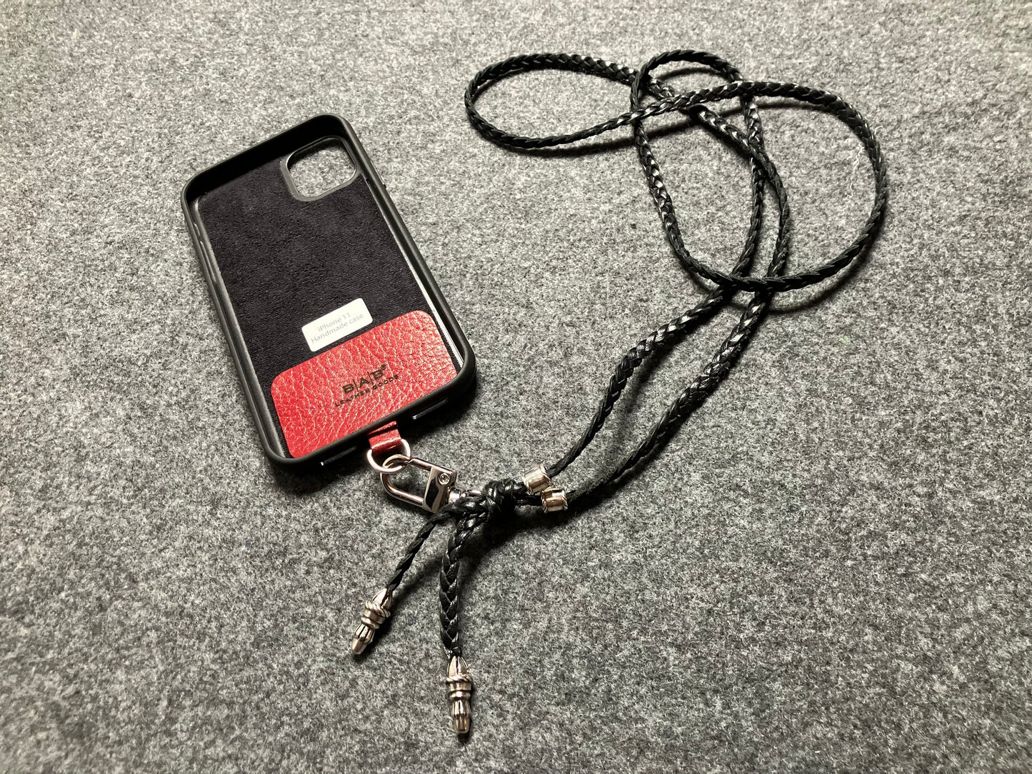Capa/Suporte para iPhone de Couro Genuíno Flor Integral/microfibra. 2 Terminais de Corda e 2 Pinos de Corda, todos feitos de Prata Esterlina 925 & Crossbody/Colar/Pulseira de Couro com três fios duplos trançados à mão, Marrom ou Preto.- KC42i