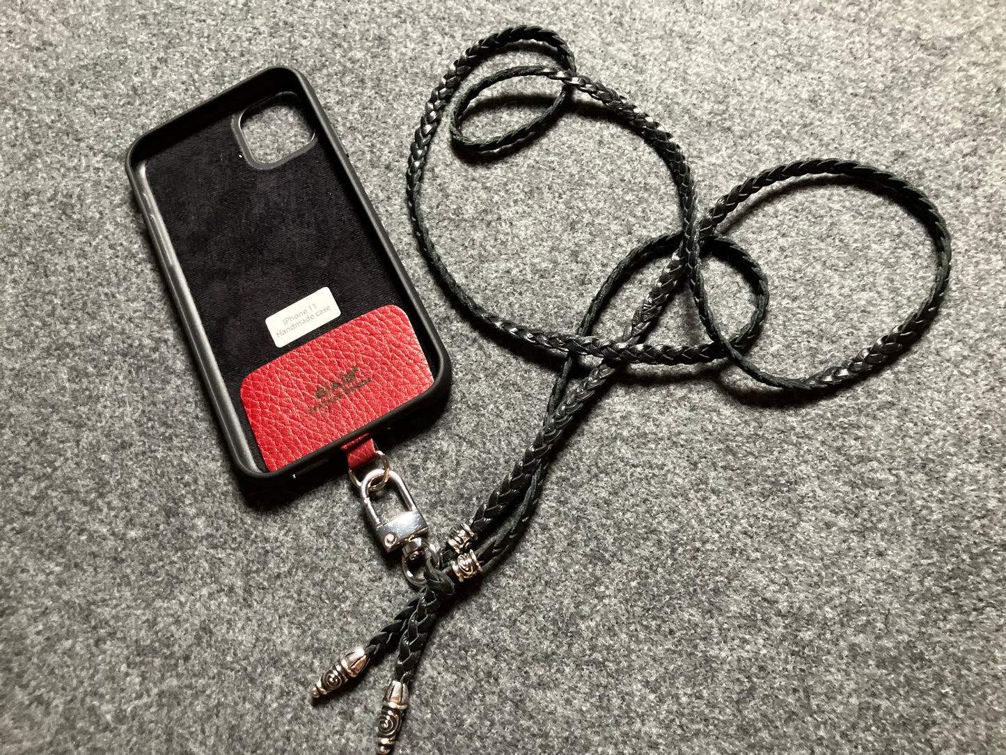 Capa/Suporte para iPhone de Couro Genuíno Flor Integral cortados e gravados a laser/microfibra. 2 Terminais Espirais e 2 Pinos Espirais, todos feitos de Prata 925 & Crossbody/Colar/Pulseira com três fios duplos trançados à mão, Marrom ou Preto.- KC43i