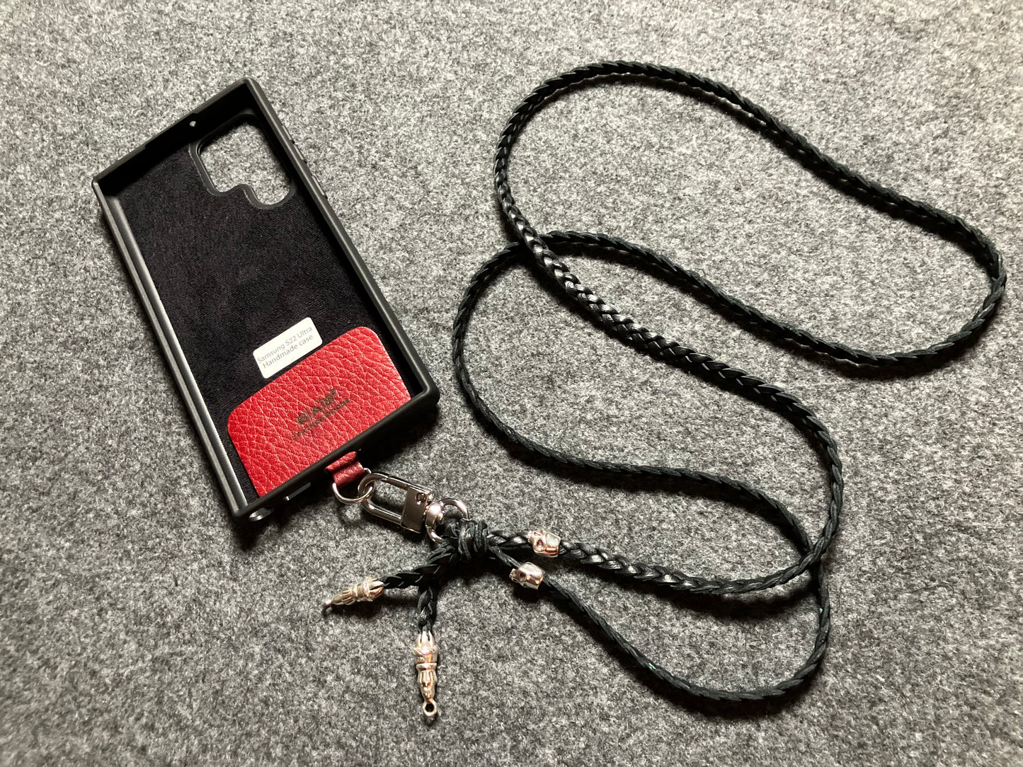 Capa/Suporte de Couro Genuíno Flor Integral para Samsung/microfibra. 2 Terminais de Corda e 2 Caveiras, todos de Prata Esterlina 925 & Crossbody/Colar/Pulseira Couro com 3 fios duplos trançados à mão, Marrom ou Preto.- KC30S