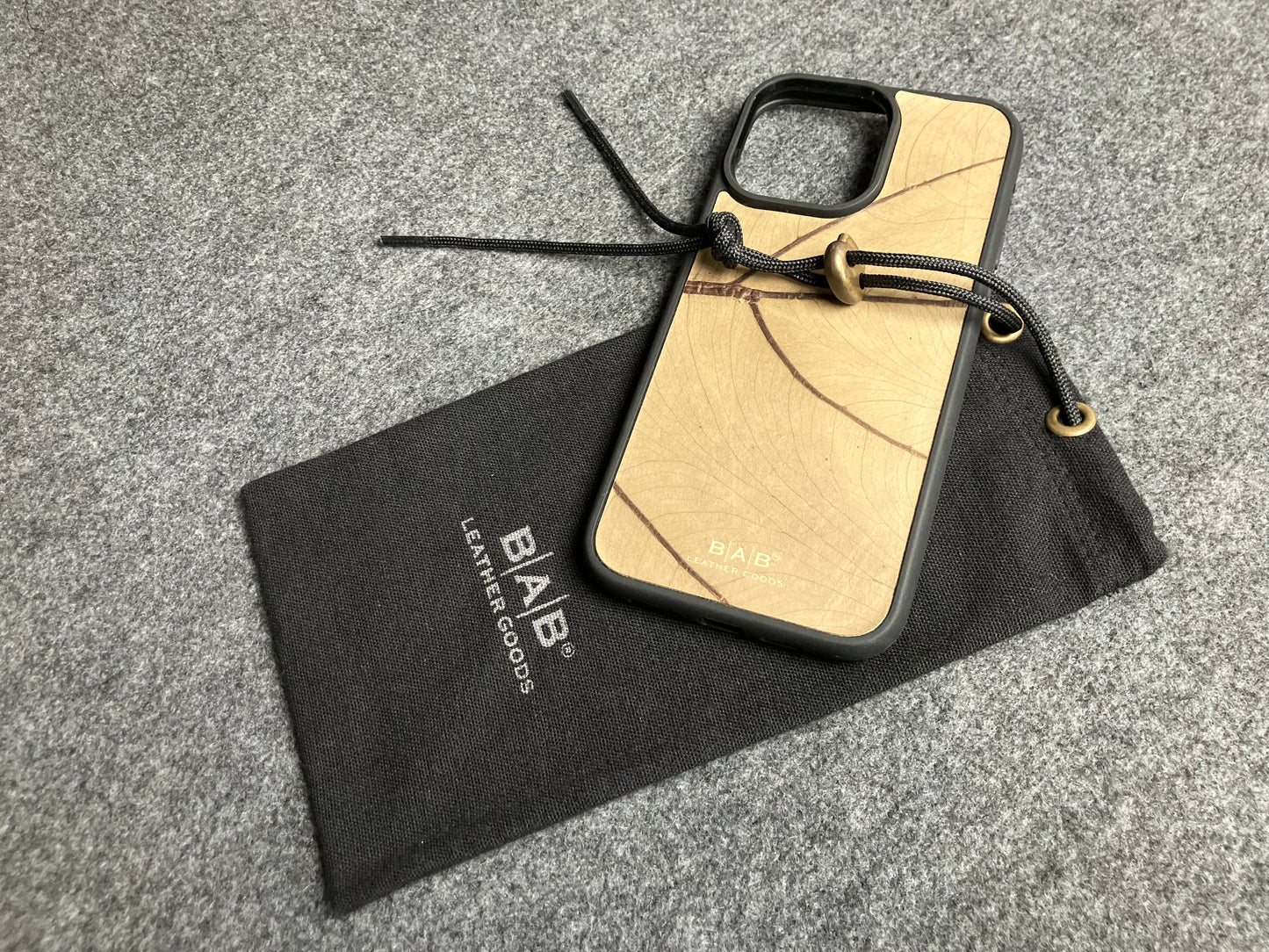 Capa com folha beLEAF® de Alocasia Genuína para iPhone cortada & gravada a laser/microfibra.- 60i